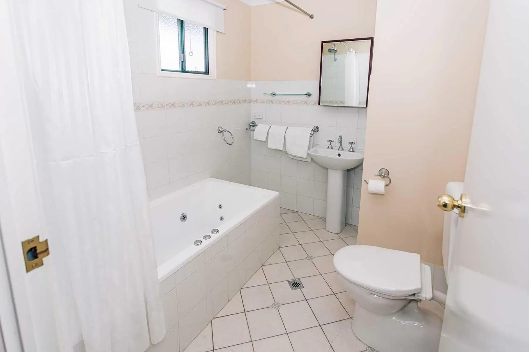 Bathroom in Settlers Hotel York