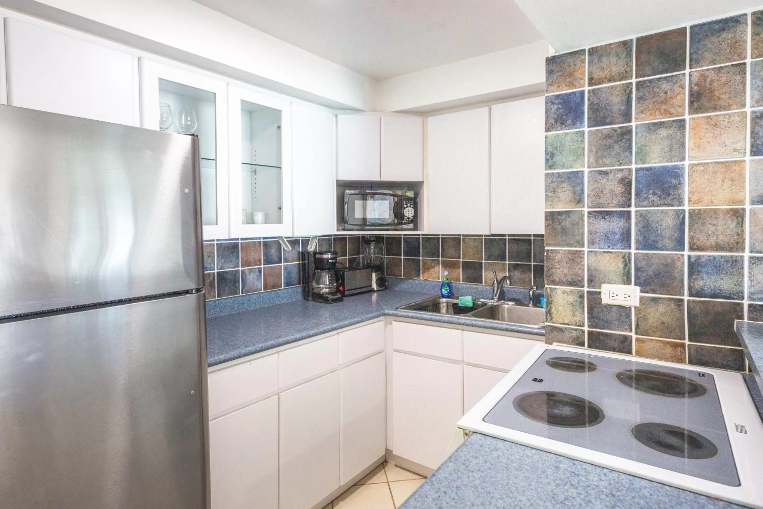 Kitchen or kitchenette in ESJ Towers by Chana