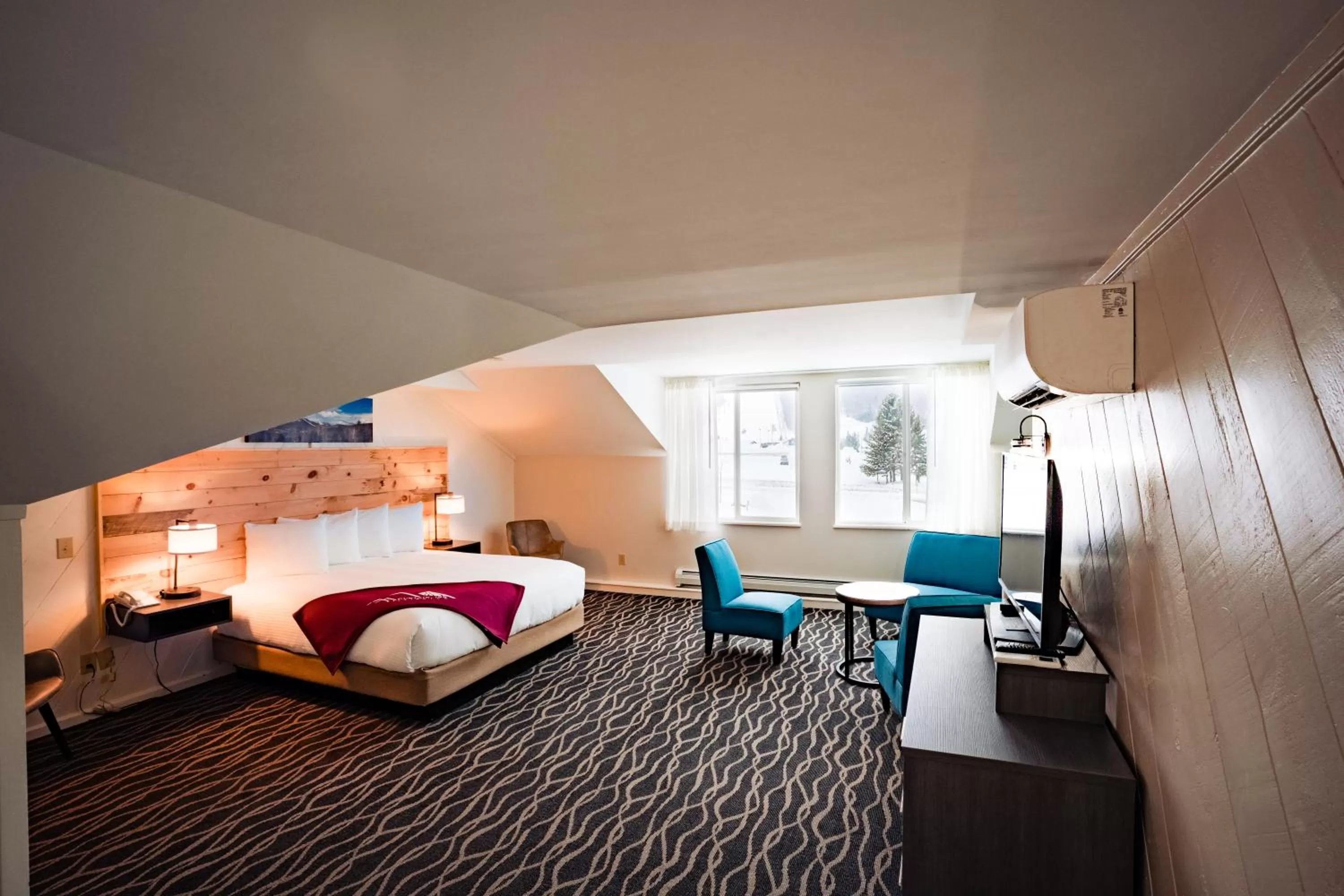 Living room, Bed in Mountain Inn at Killington