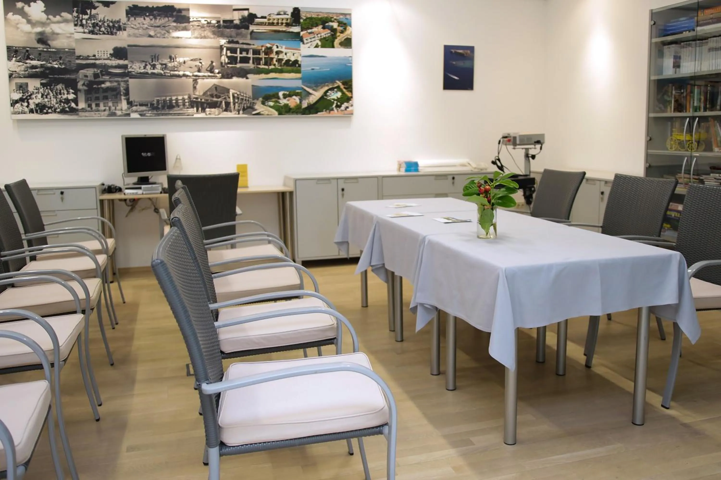 Library in Hotel Villa Radin