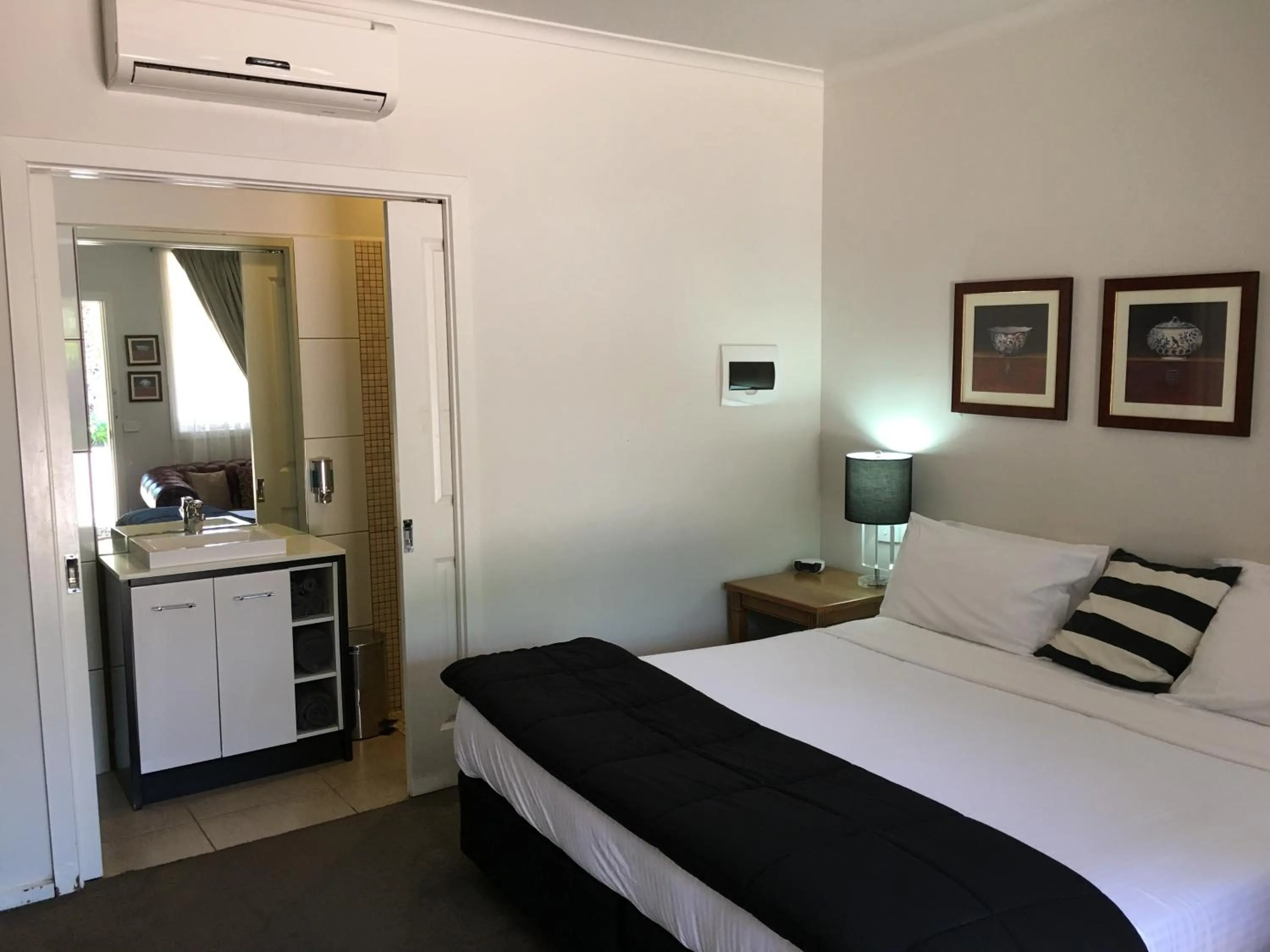 Bedroom, Bed in Norwood House Motel & Receptions