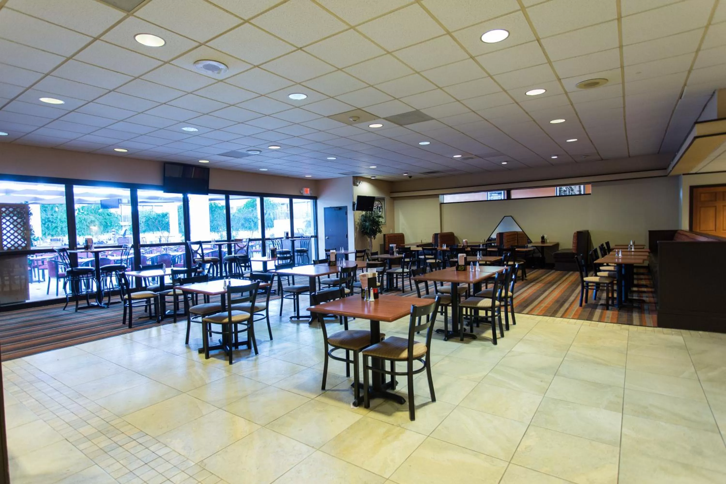 Food and drinks in Wyndham Garden Detroit Metro Airport