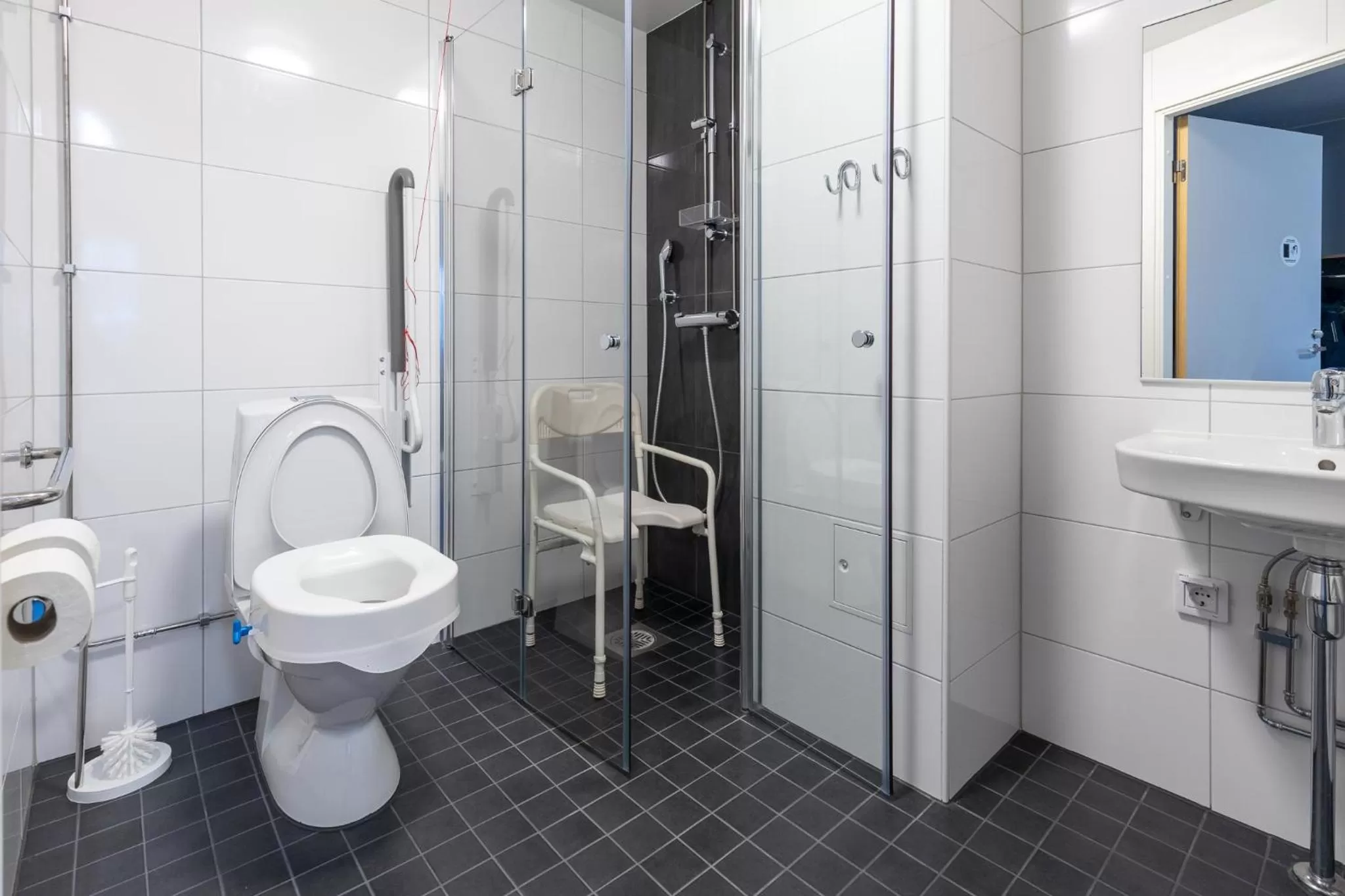 Toilet in Hotel Linnasmäki