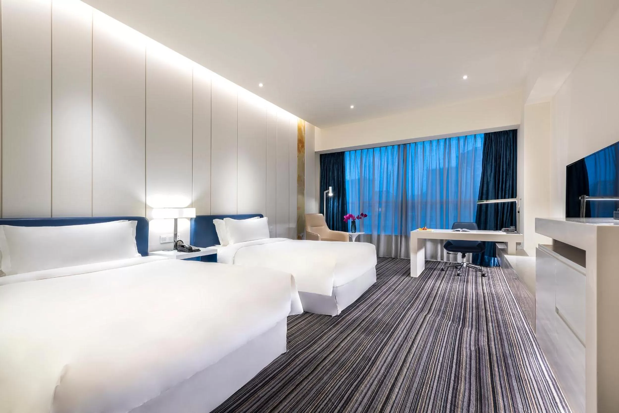 Photo of the whole room, Bed in Grand Mercure Shanghai Century Park- Free Shuttle Bus to SNIEC