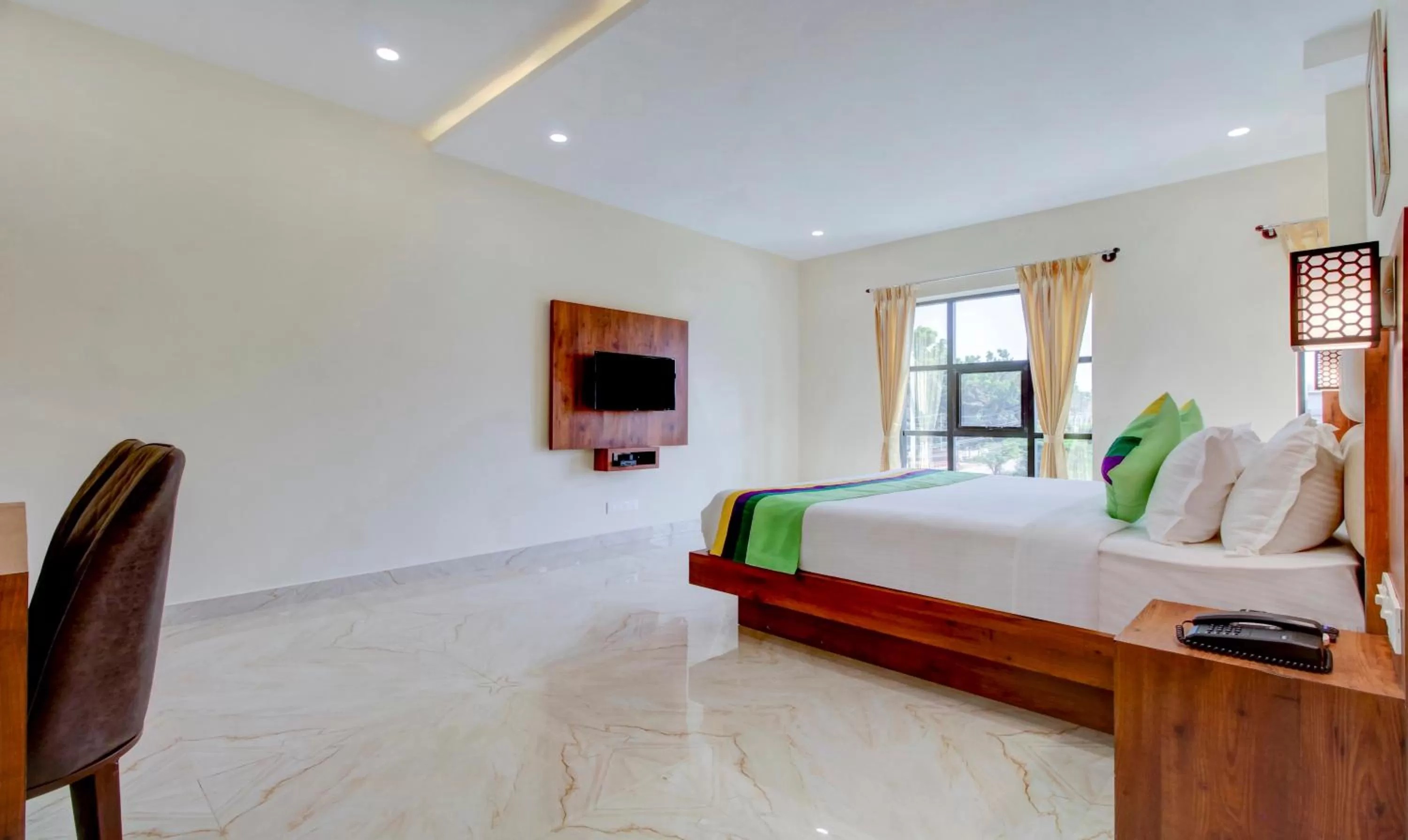 Bedroom, Bed in Treebo The Meridian, 10 Mins To Mahatma Gandhi Park