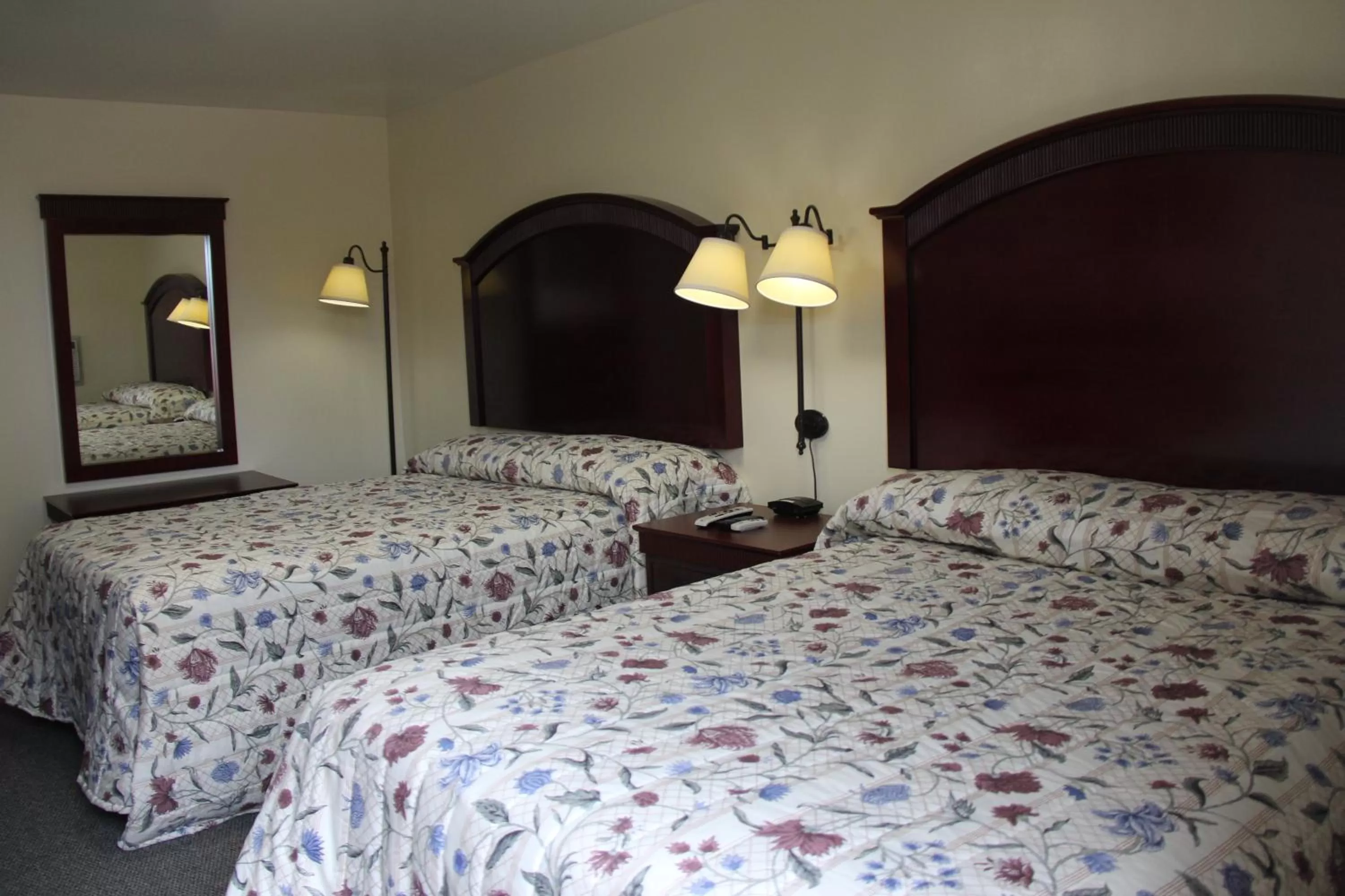 Bedroom, Bed in Pleasant Hill Motel