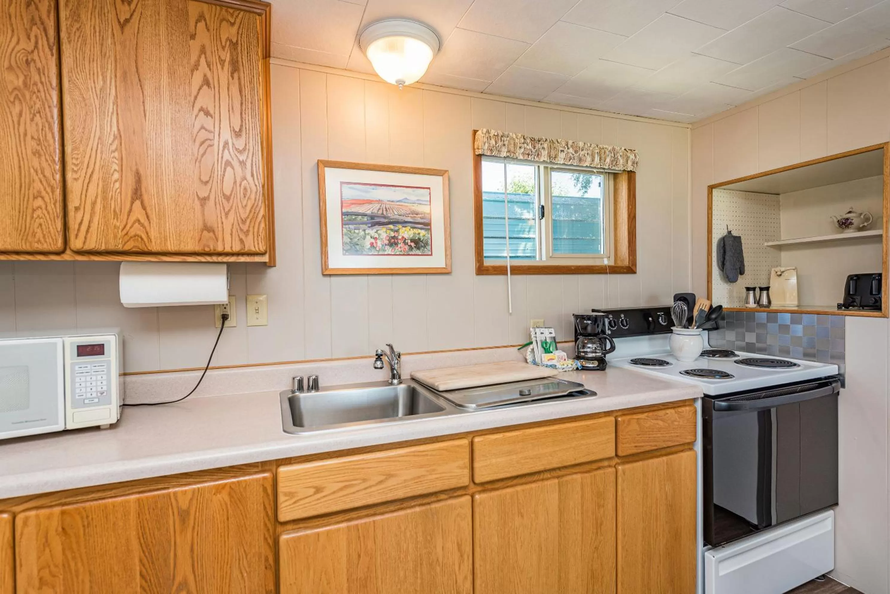 Kitchen or kitchenette in Juan de Fuca Waterfront Hotel & Cottages