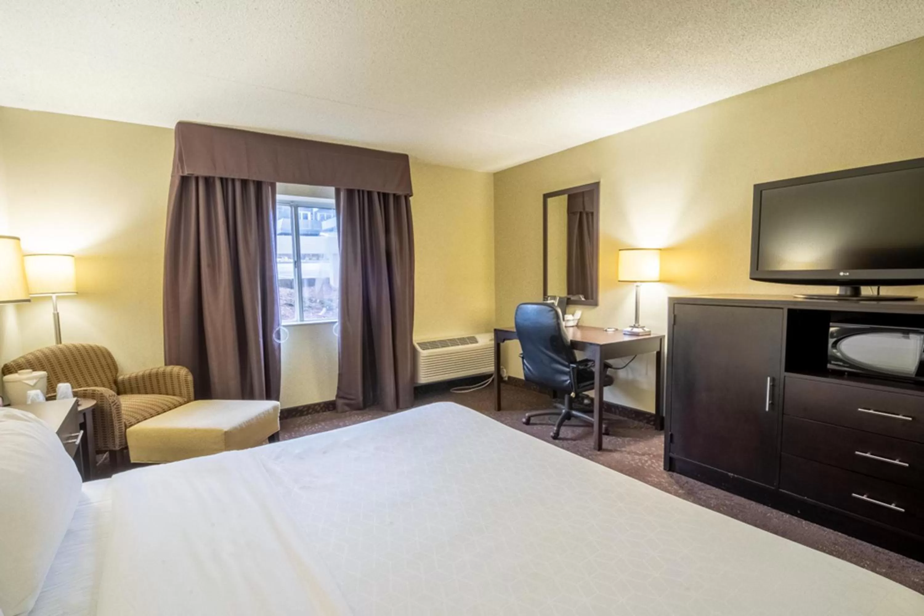 Bedroom, Bed in Holiday Inn Express Hotel & Suites Pittsburgh Airport by IHG