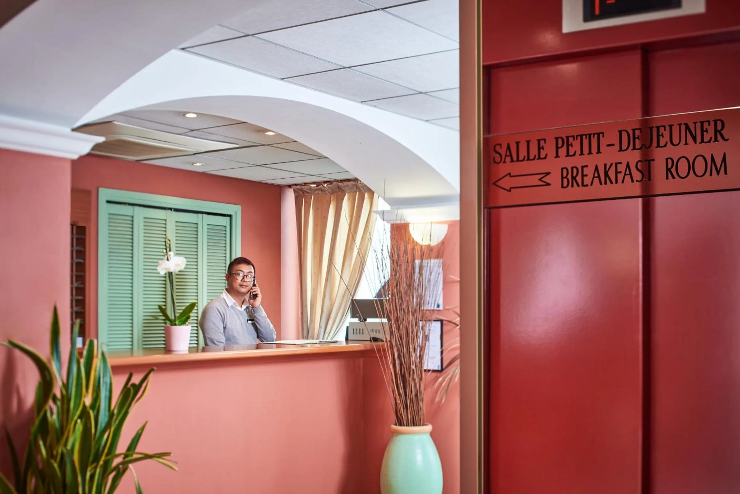 Lobby or reception in Campanile Hotel Nice Centre Acropolis