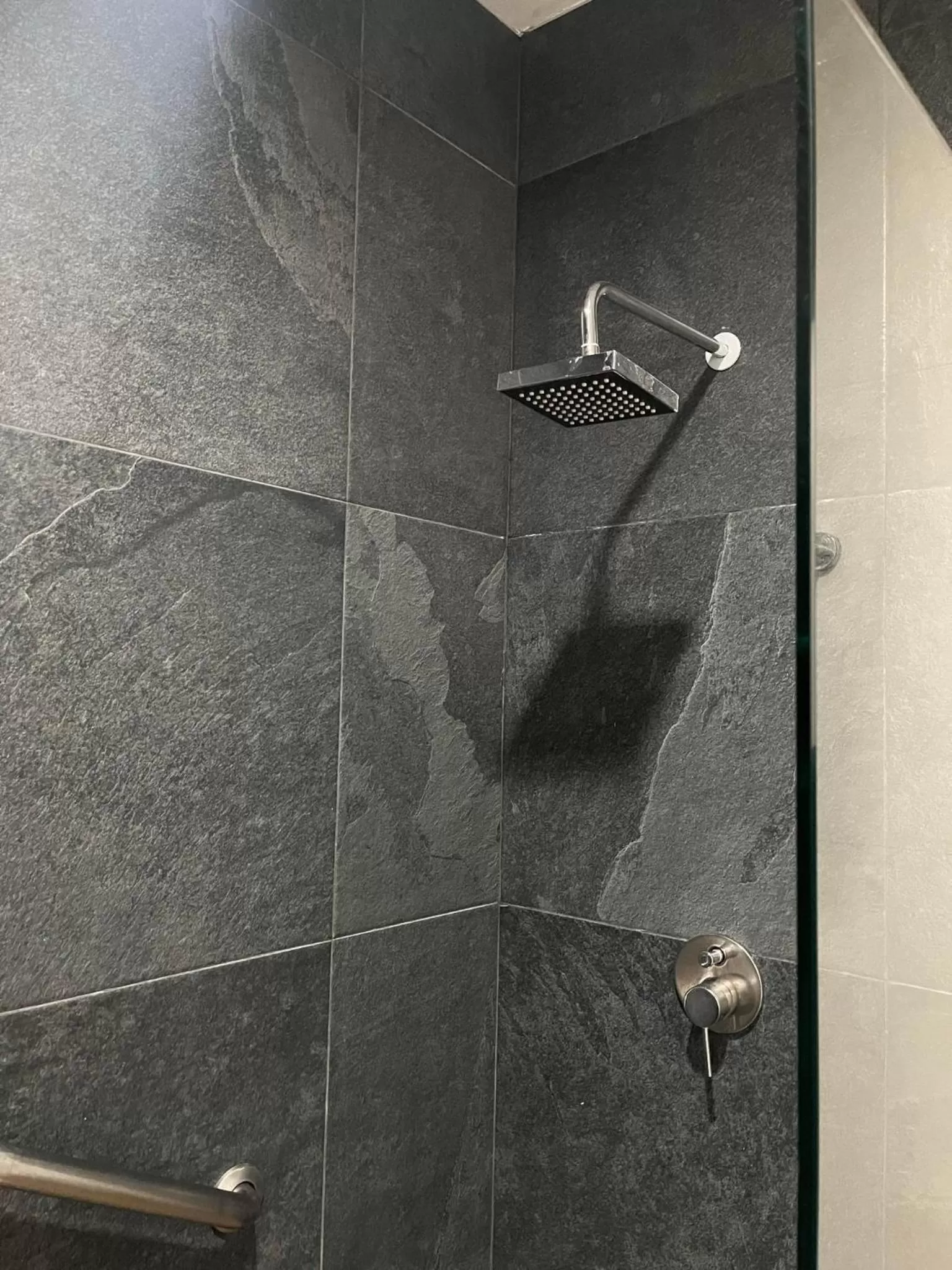 Shower in Zújmú Business Boutique Hotel