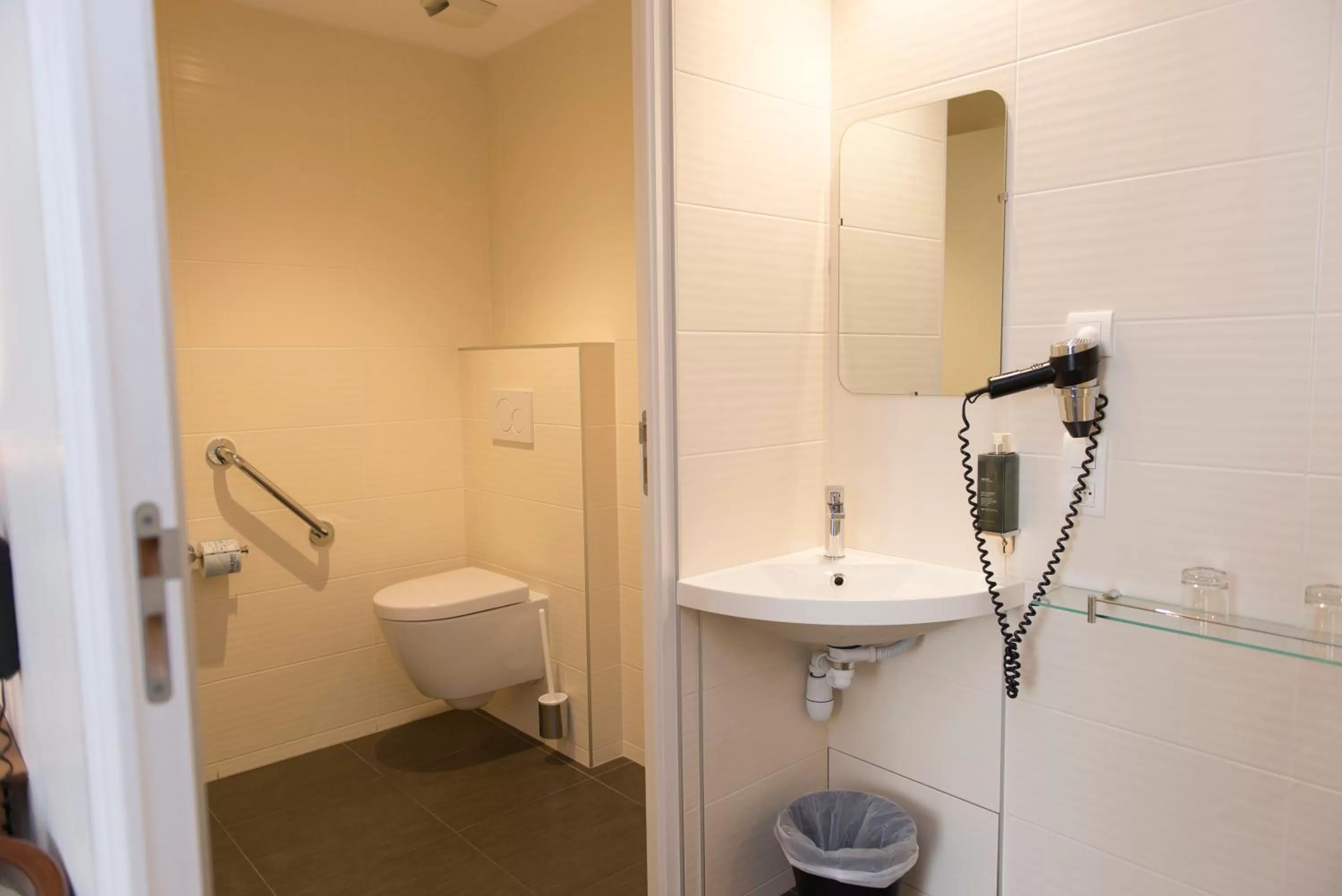 Toilet in Hôtel Astoria