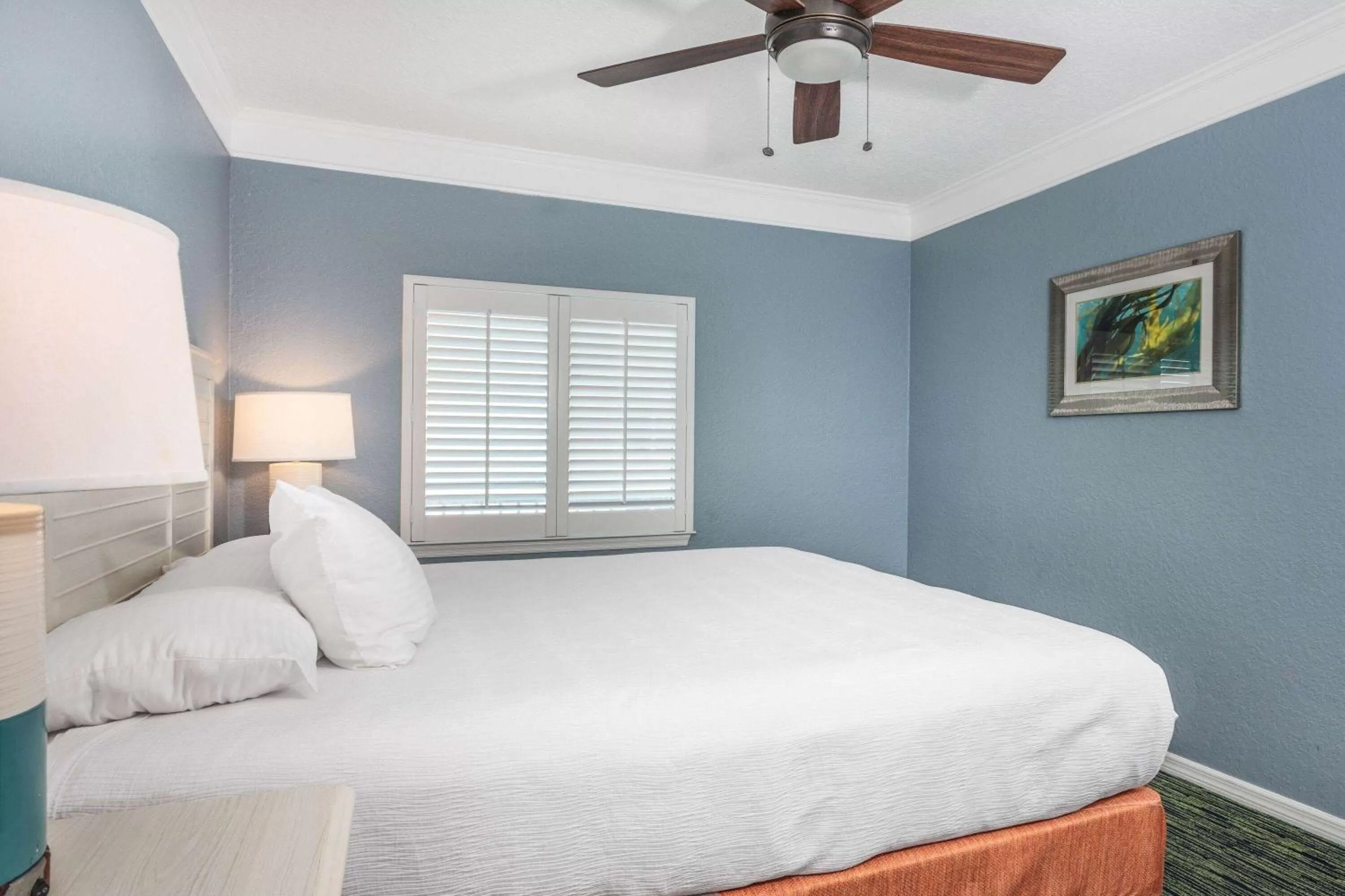 Bed in Coconut Palms Beach Resort II