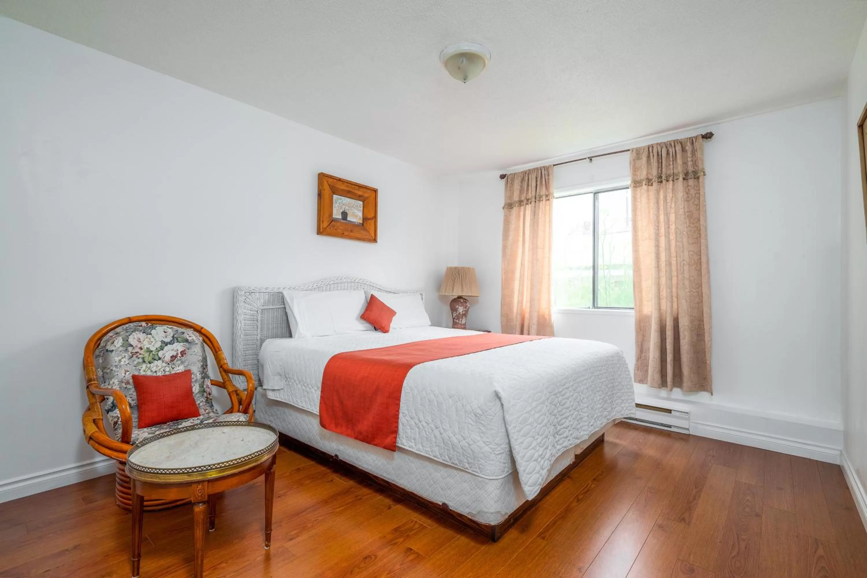 Photo of the whole room, Bed in Croft Inn Motel