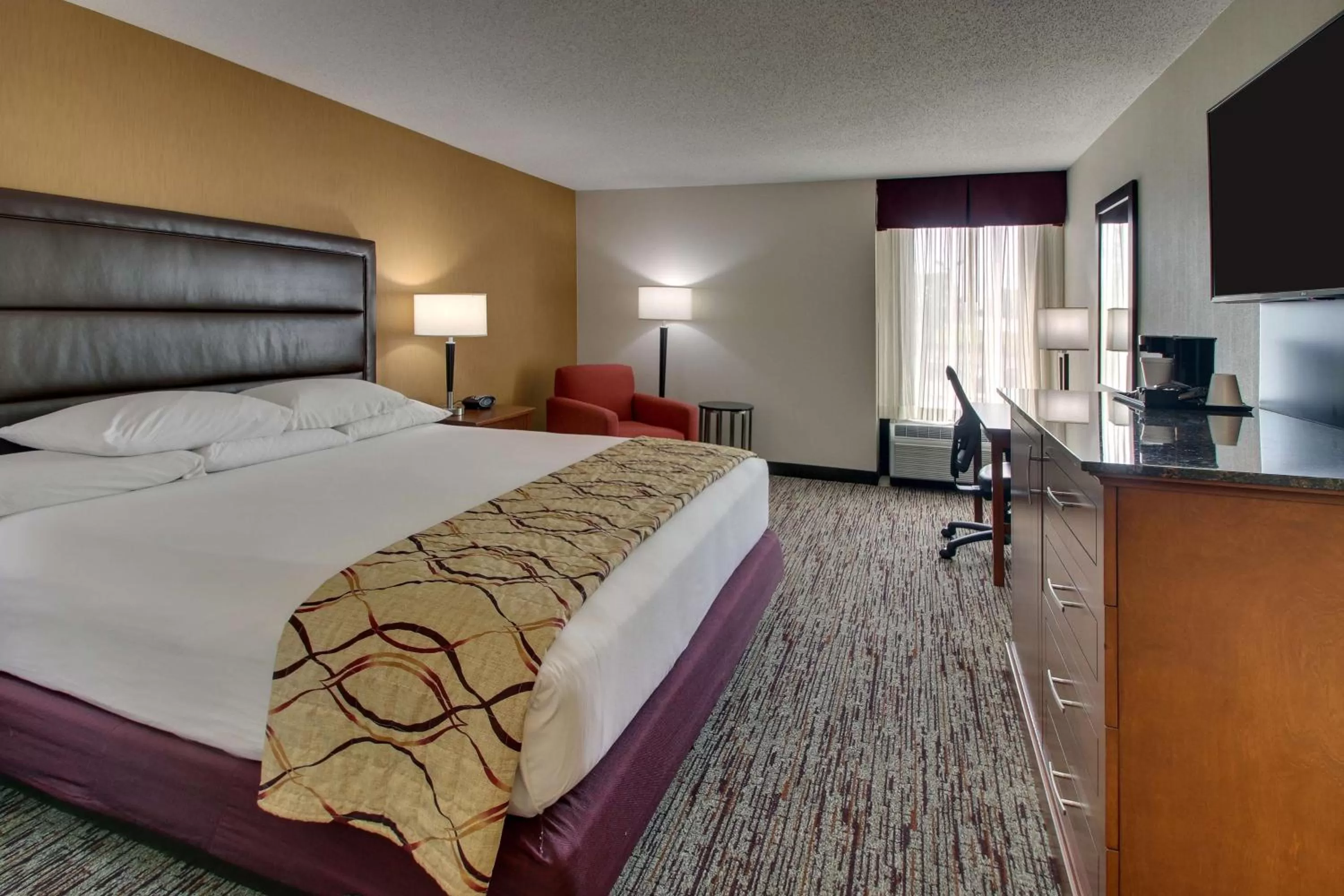 Superior King Room in Drury Inn & Suites Bowling Green
