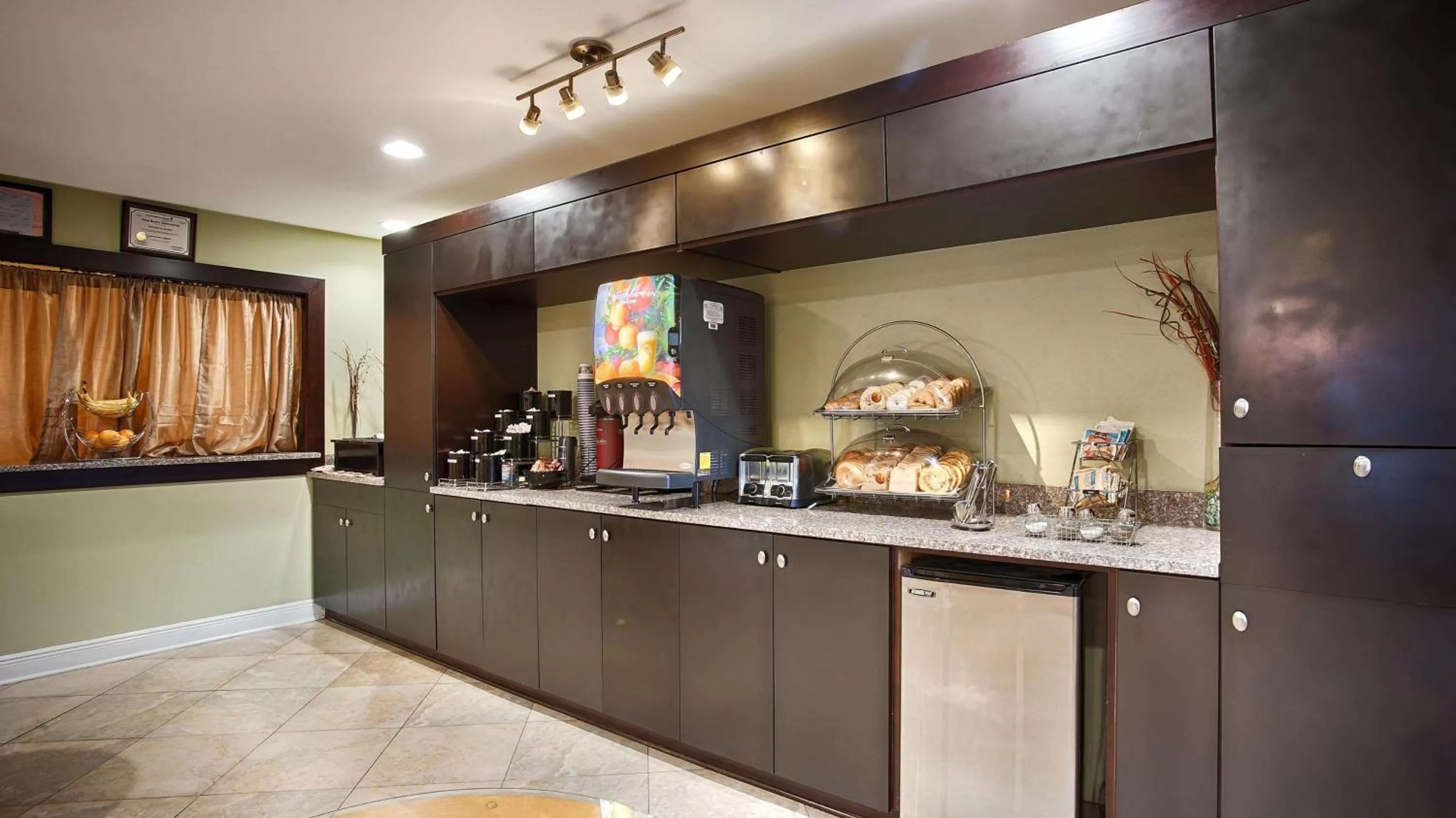 American breakfast in Best Western Zachary Inn