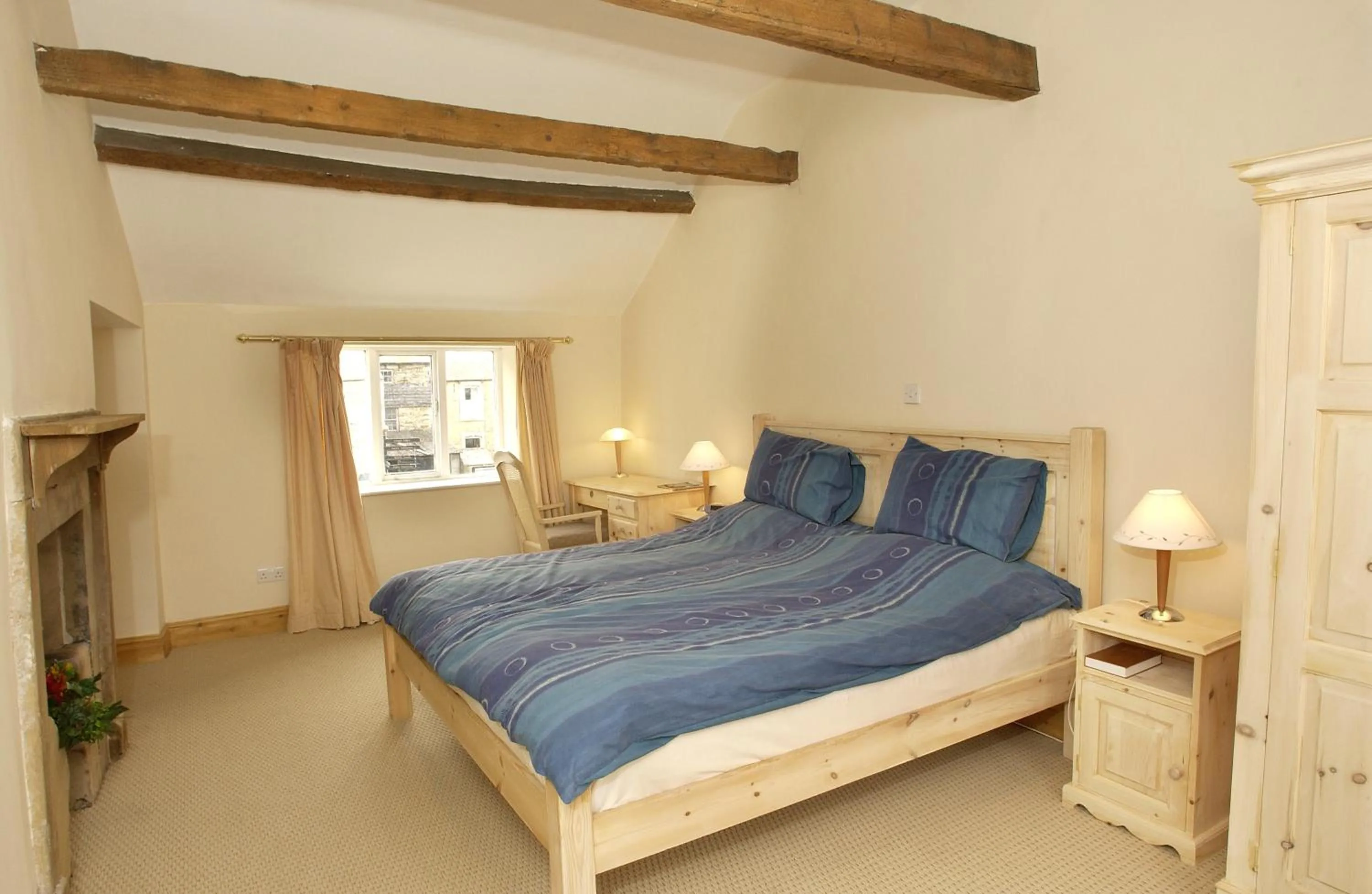 Photo of the whole room, Bed in Centre Of Britain Hotel