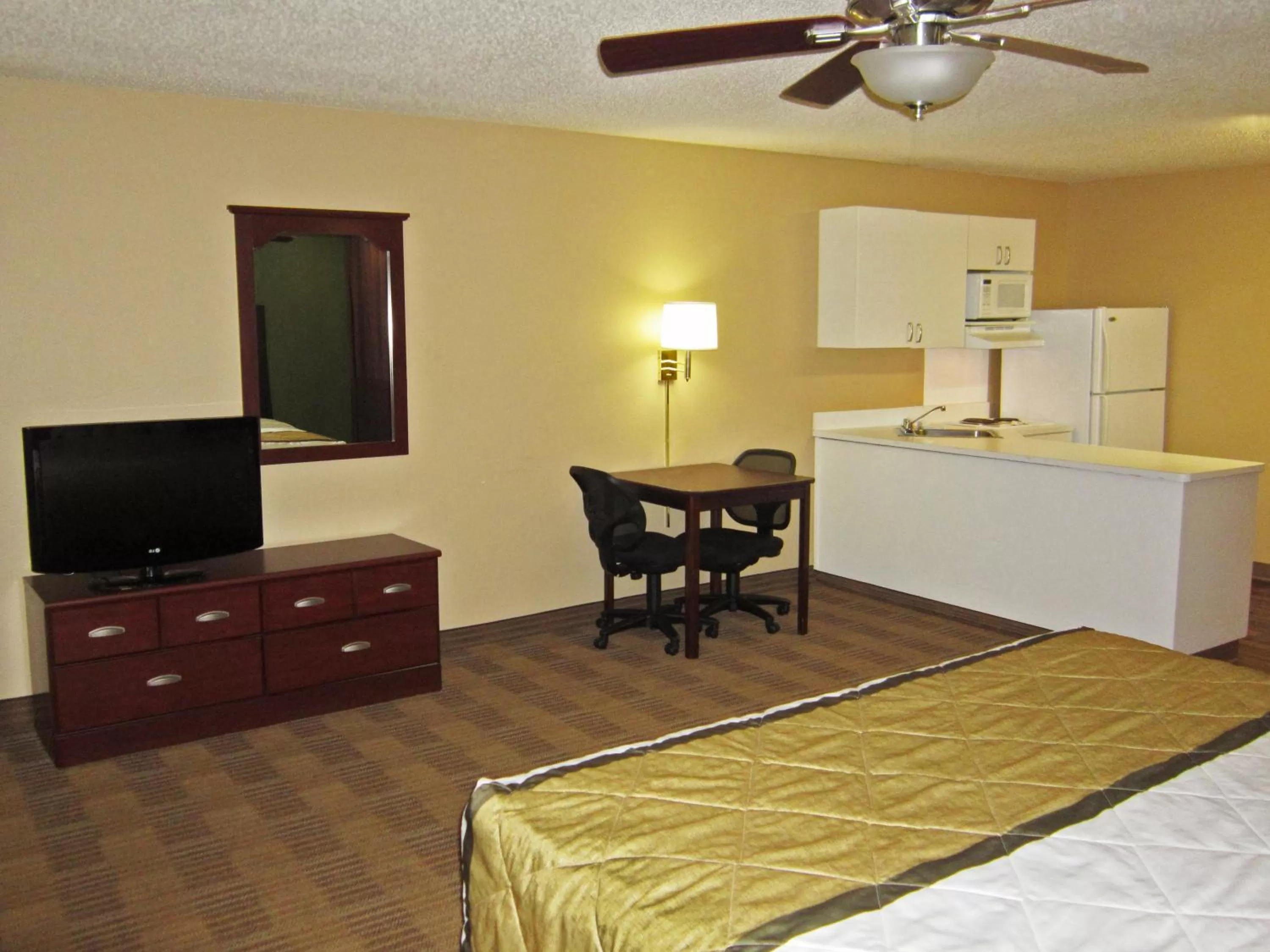 TV and multimedia, Bed in Extended Stay America Select Suites - Grand Rapids - Kentwood