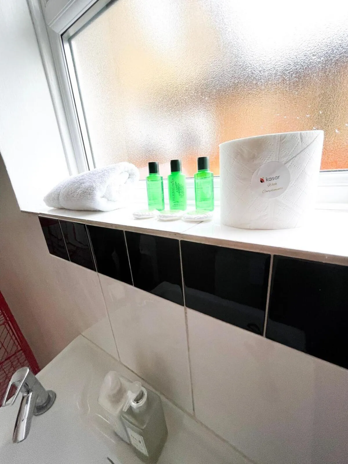 Bathroom in Borden Terrace by Kasay Stays