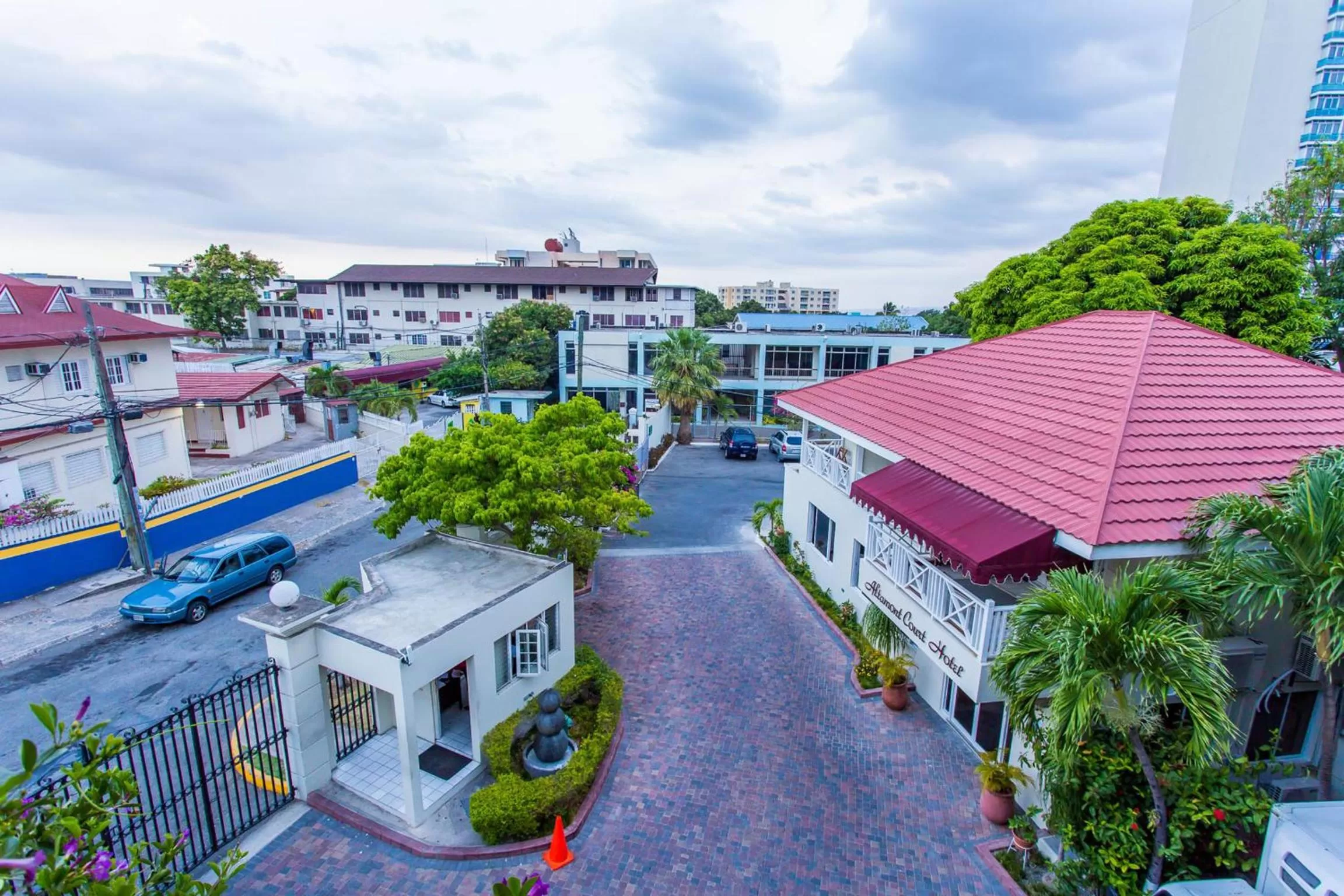 Facade/entrance in Altamont Court Hotel
