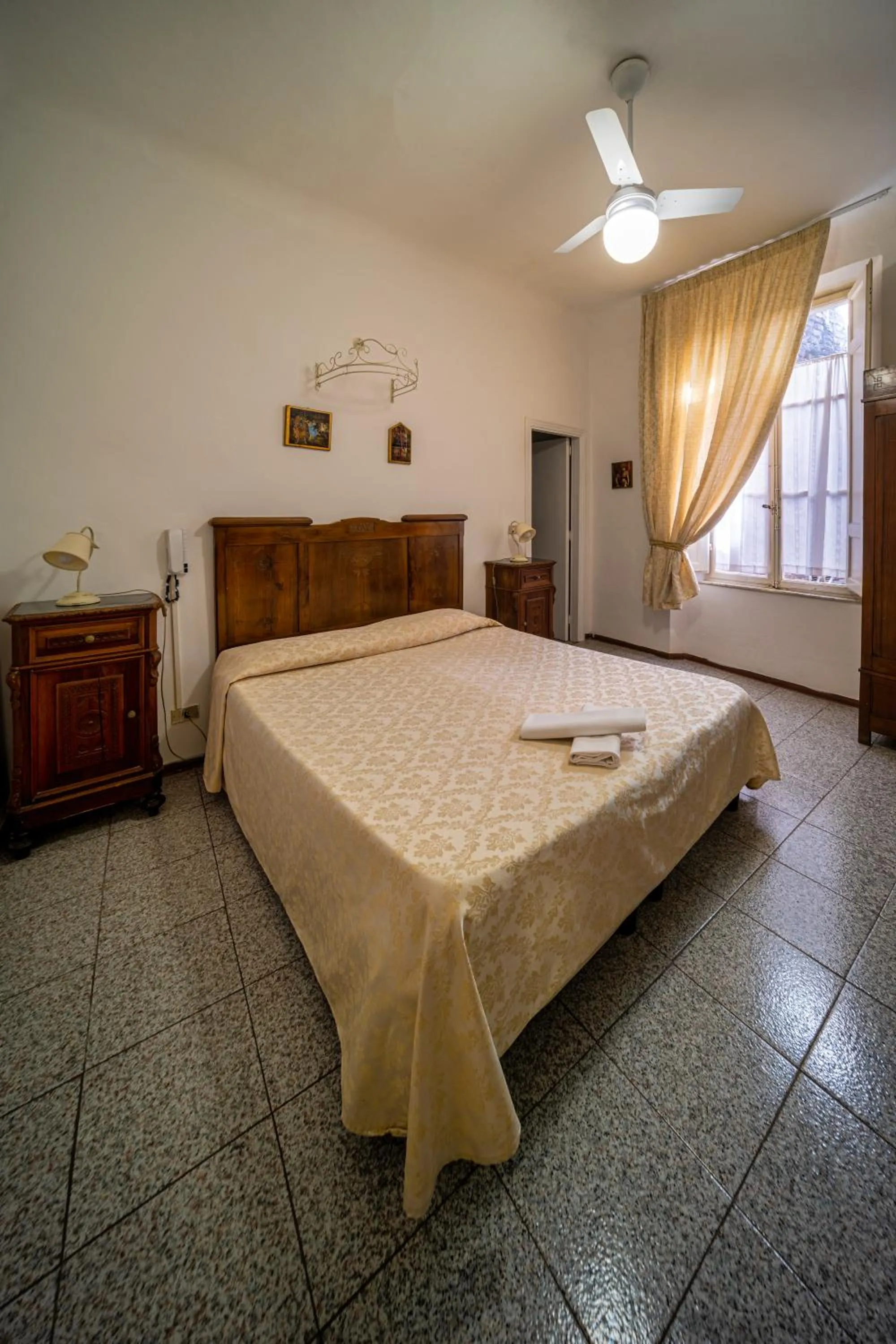 Bed in Albergo Tre Donzelle