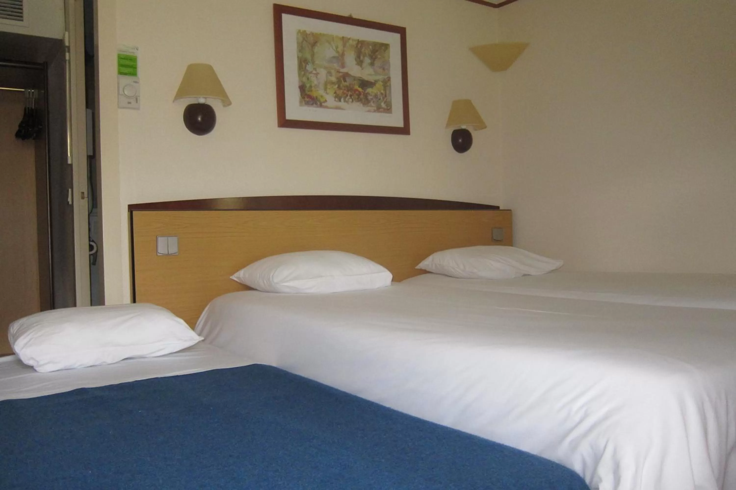 Photo of the whole room, Bed in Campanile Clermont-Ferrand ~ Thiers