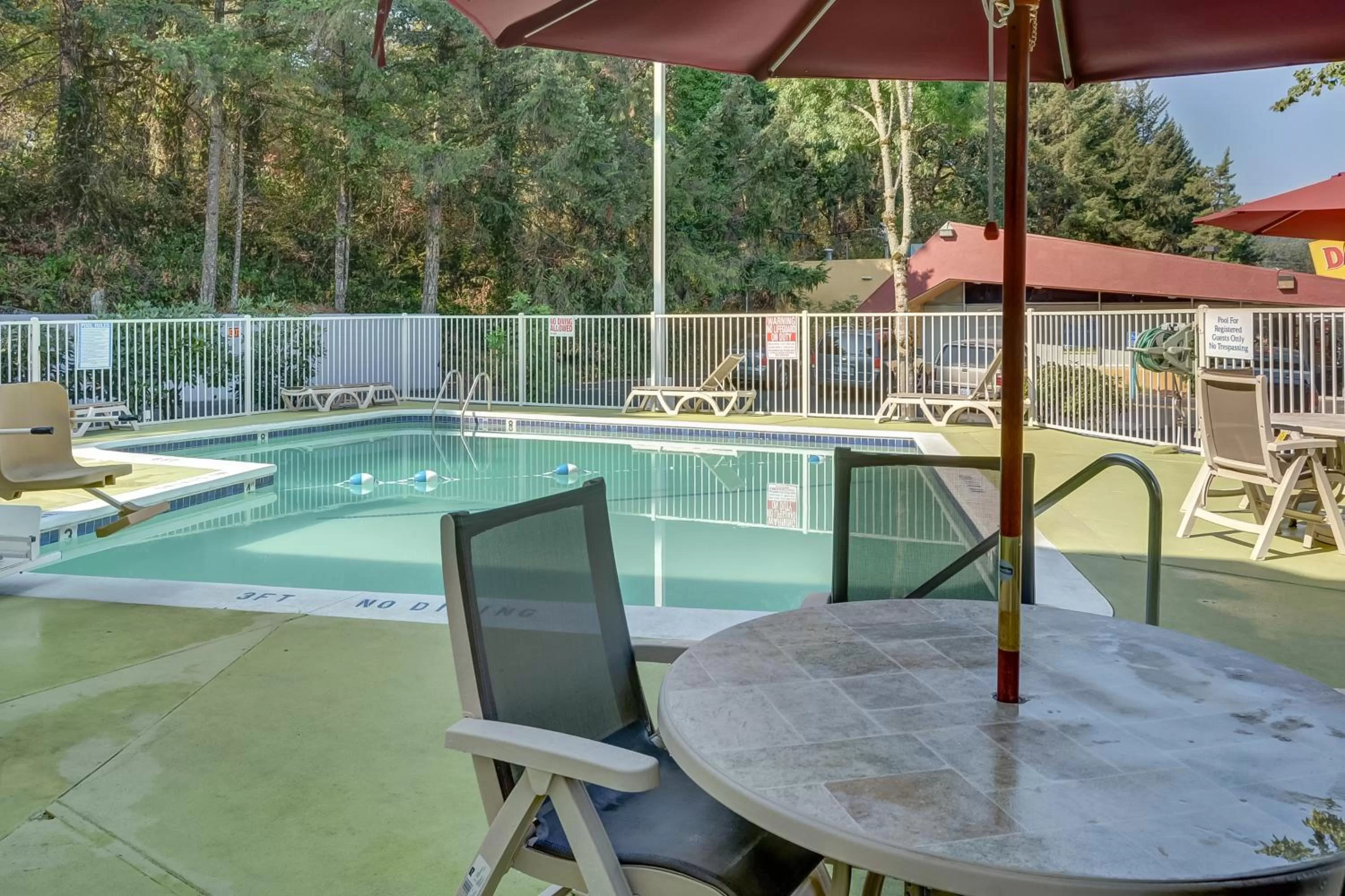 Swimming pool in Motel 6-Eugene, OR - South Springfield