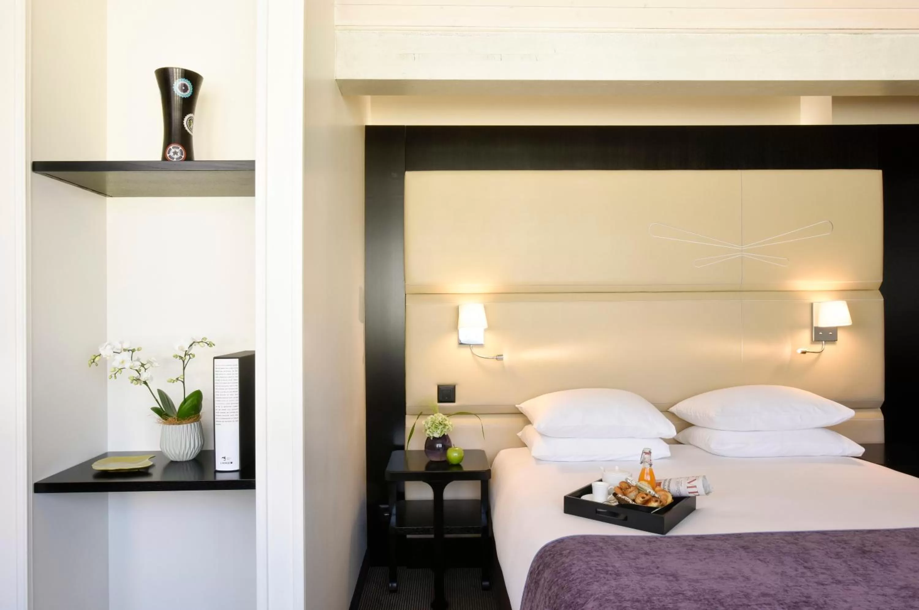 Bed in Hôtel Tiffany by Fassbind