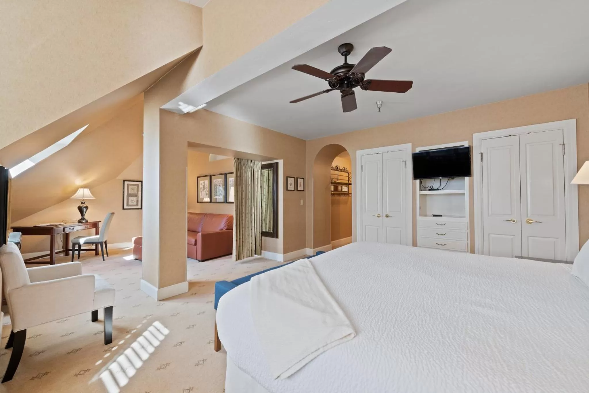 Photo of the whole room, Bed in Poste Montane Lodge by East West