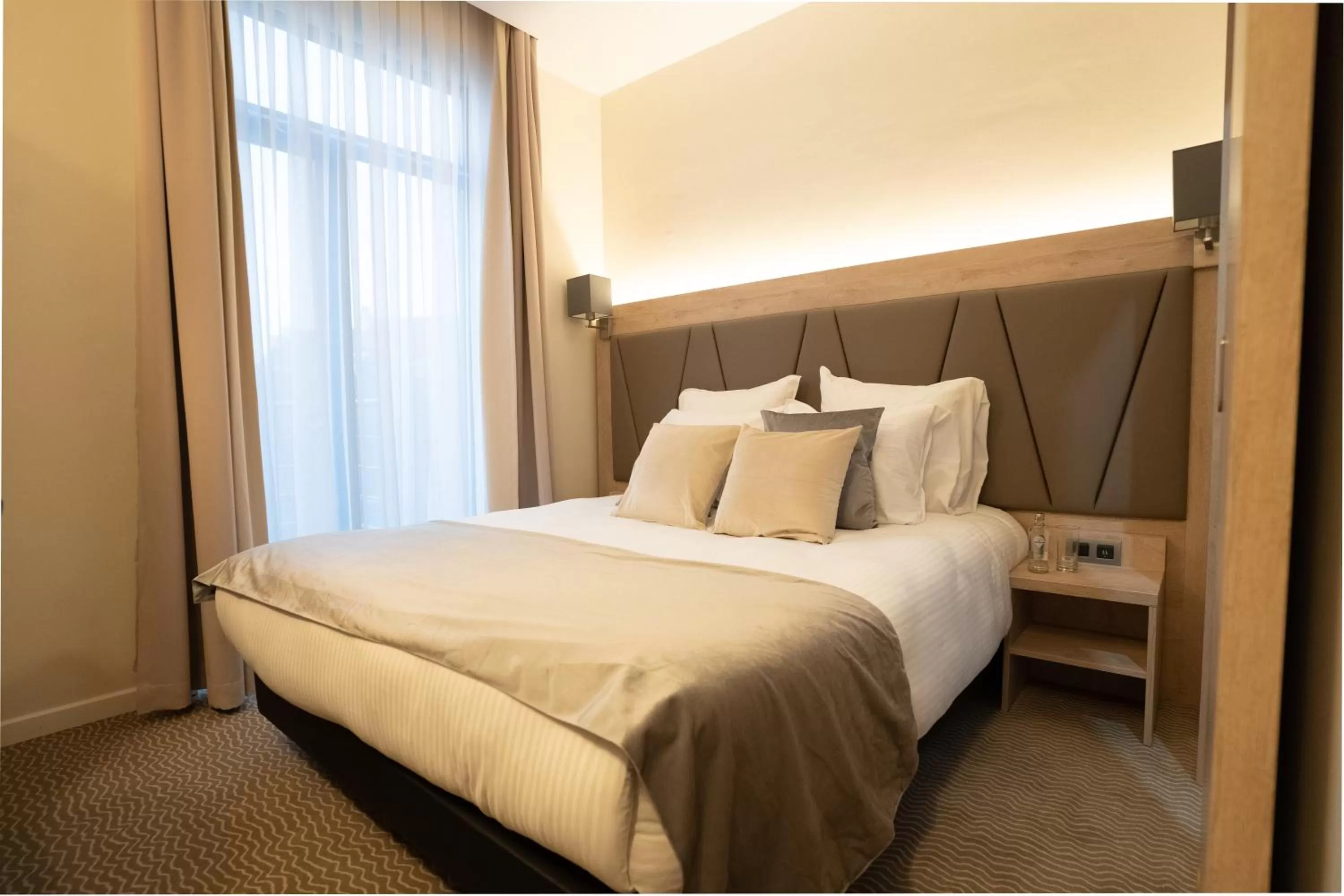 Bedroom, Bed in Hôtel Concorde