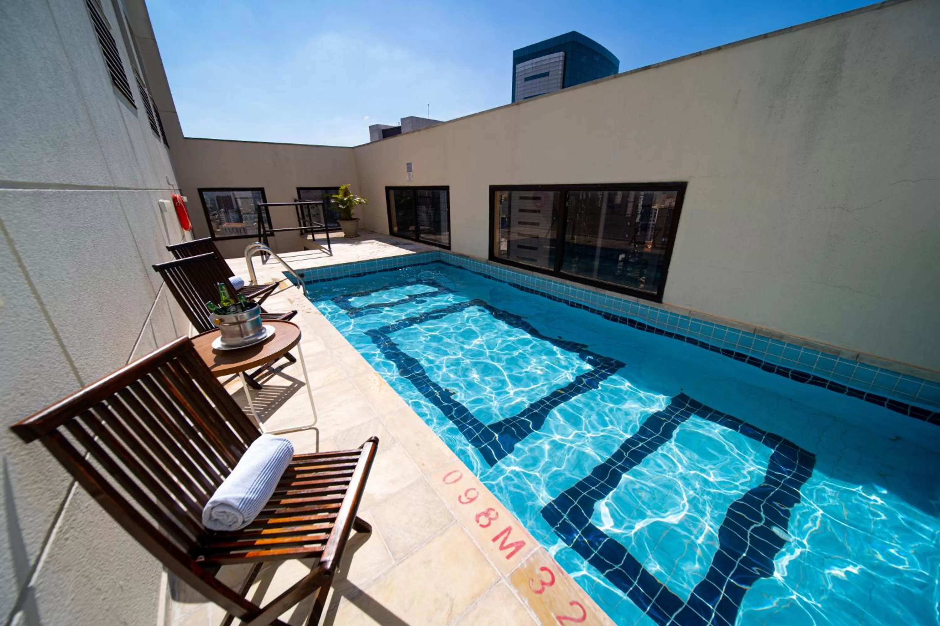 Swimming pool in Quality Faria Lima