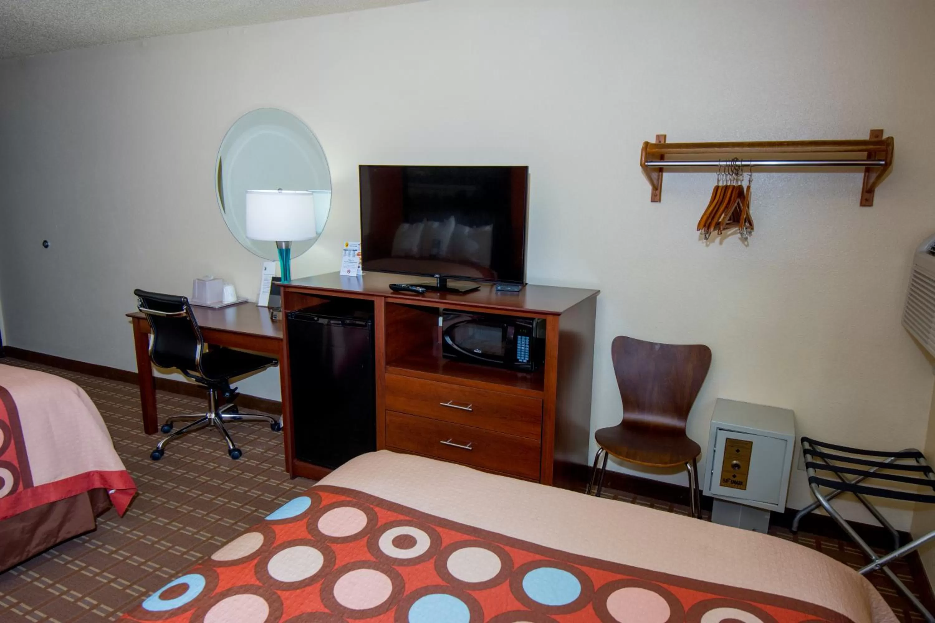Communal lounge/ TV room, Bed in Super 8 by Wyndham Altoona