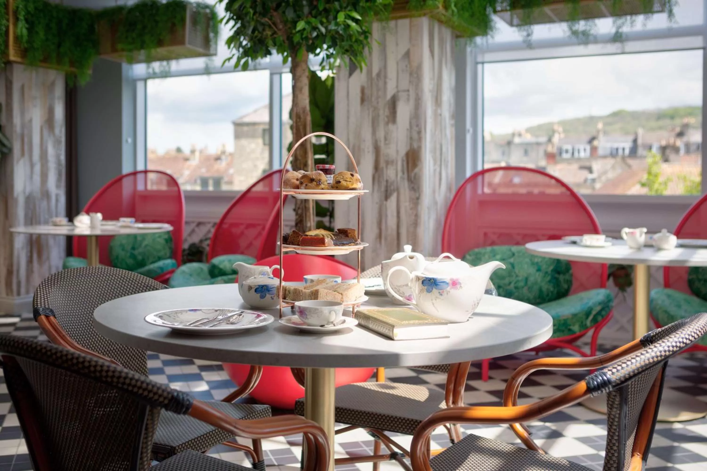 Dining area in DoubleTree by Hilton Bath