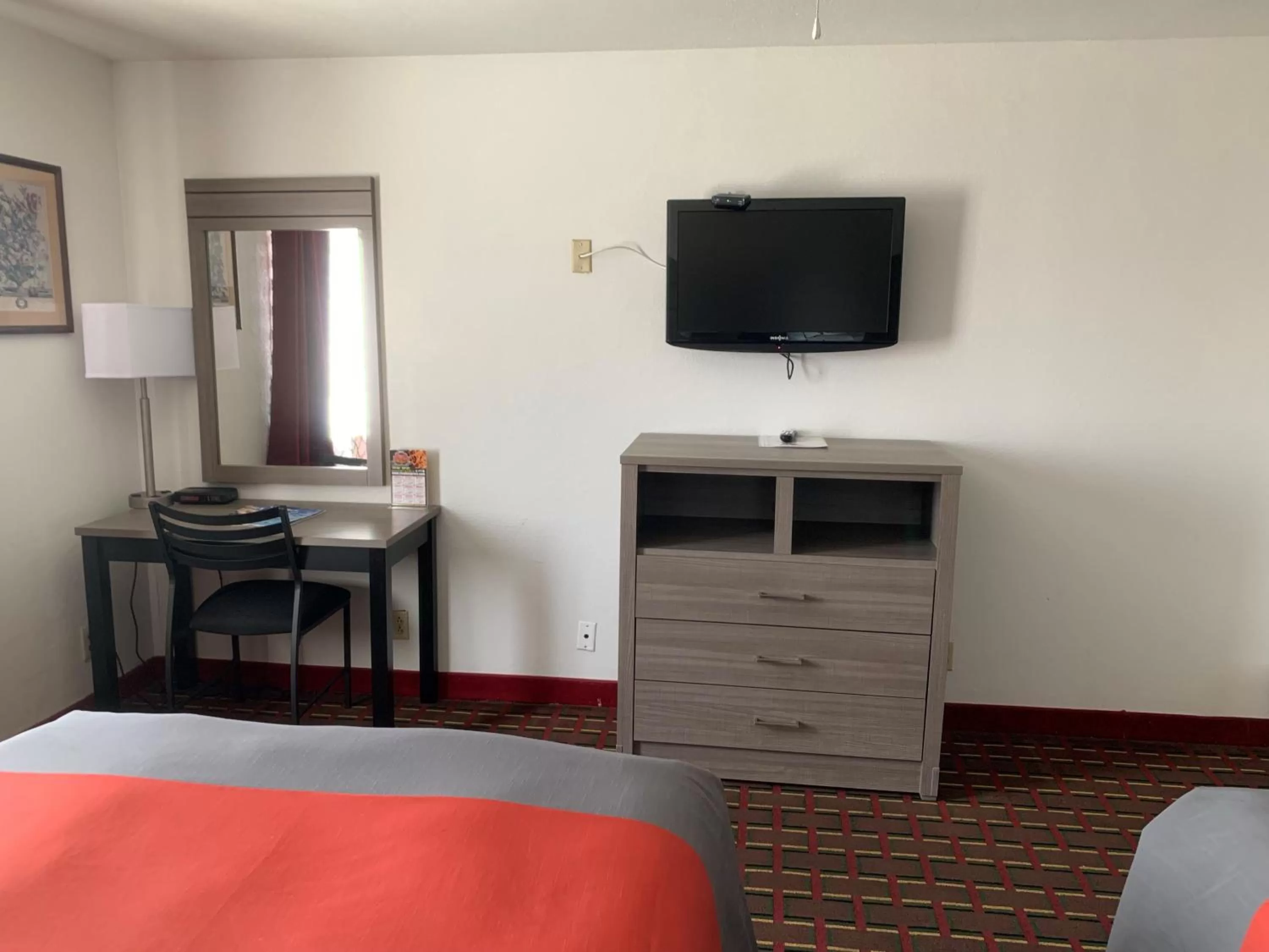 Photo of the whole room, Bed in Guest House Inn Medical District near Texas Tech Univ