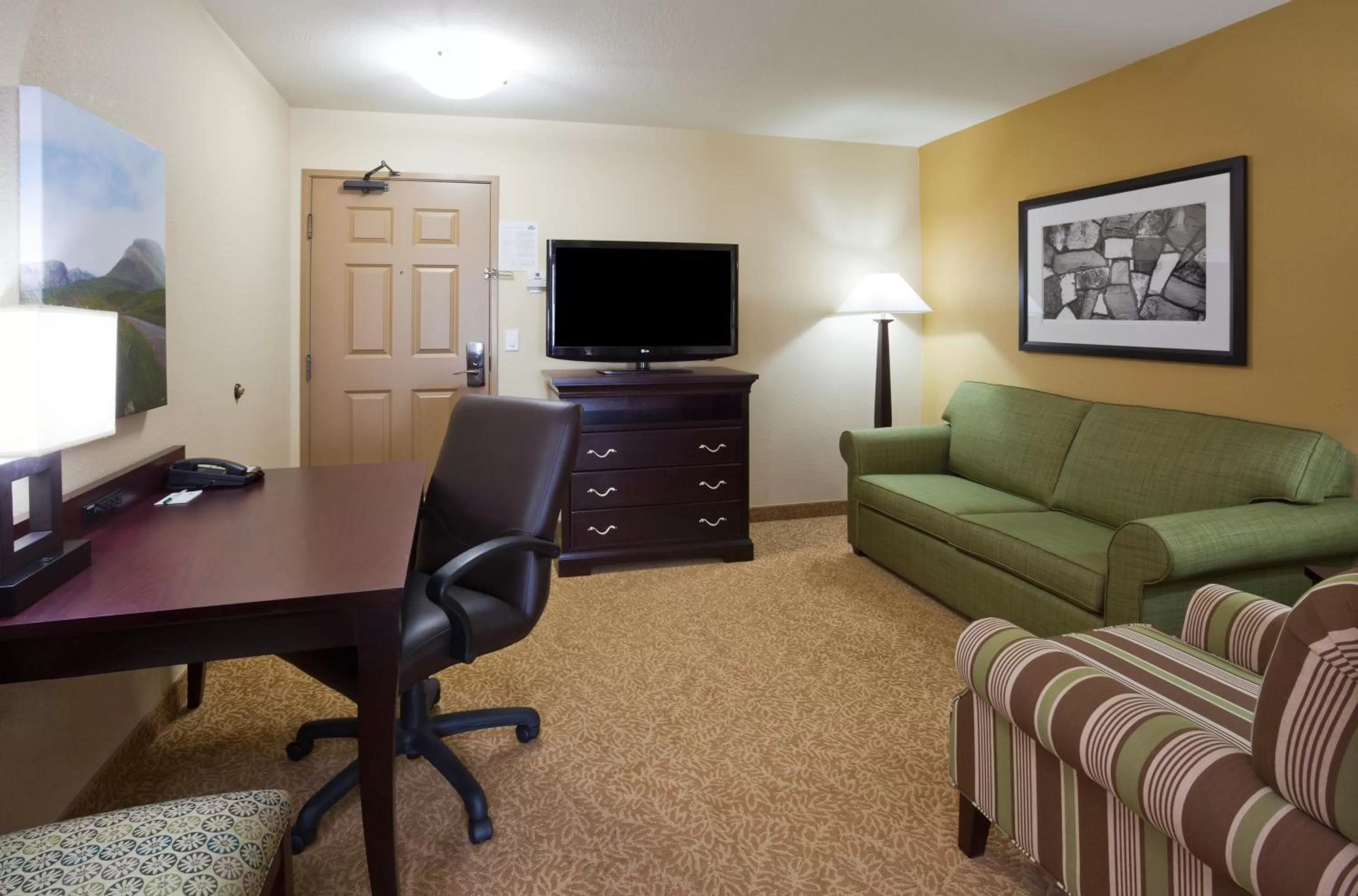 Living room in Country Inn & Suites by Radisson, Minot, ND