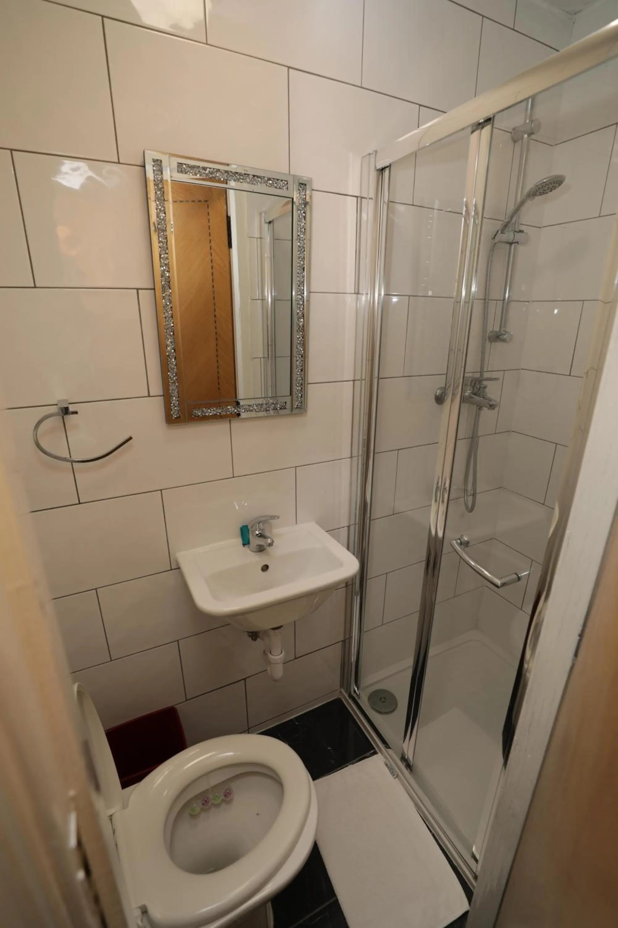 Shower in Holland Inn Hotel