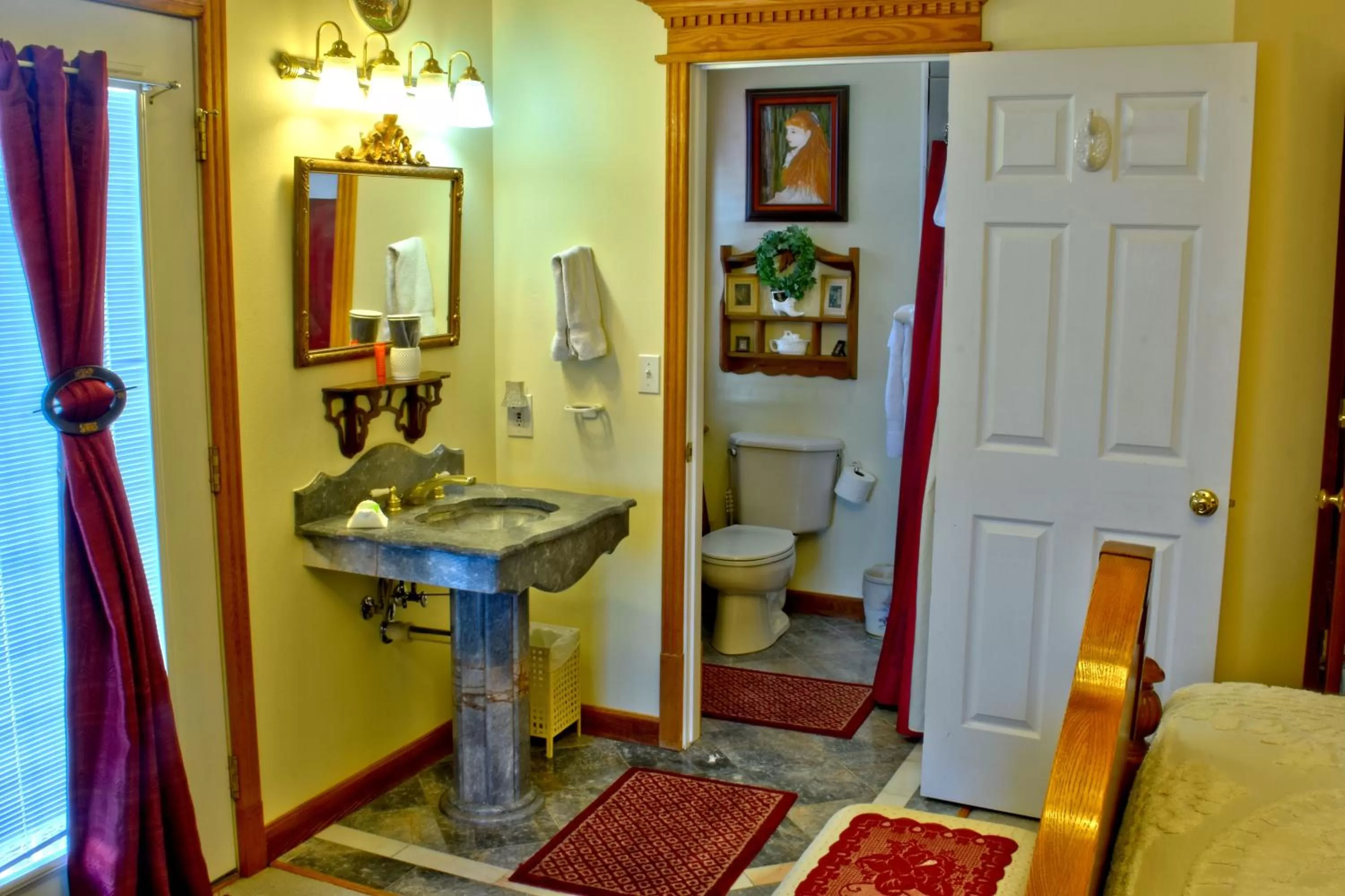 King Room with Balcony in Big Yellow Inn