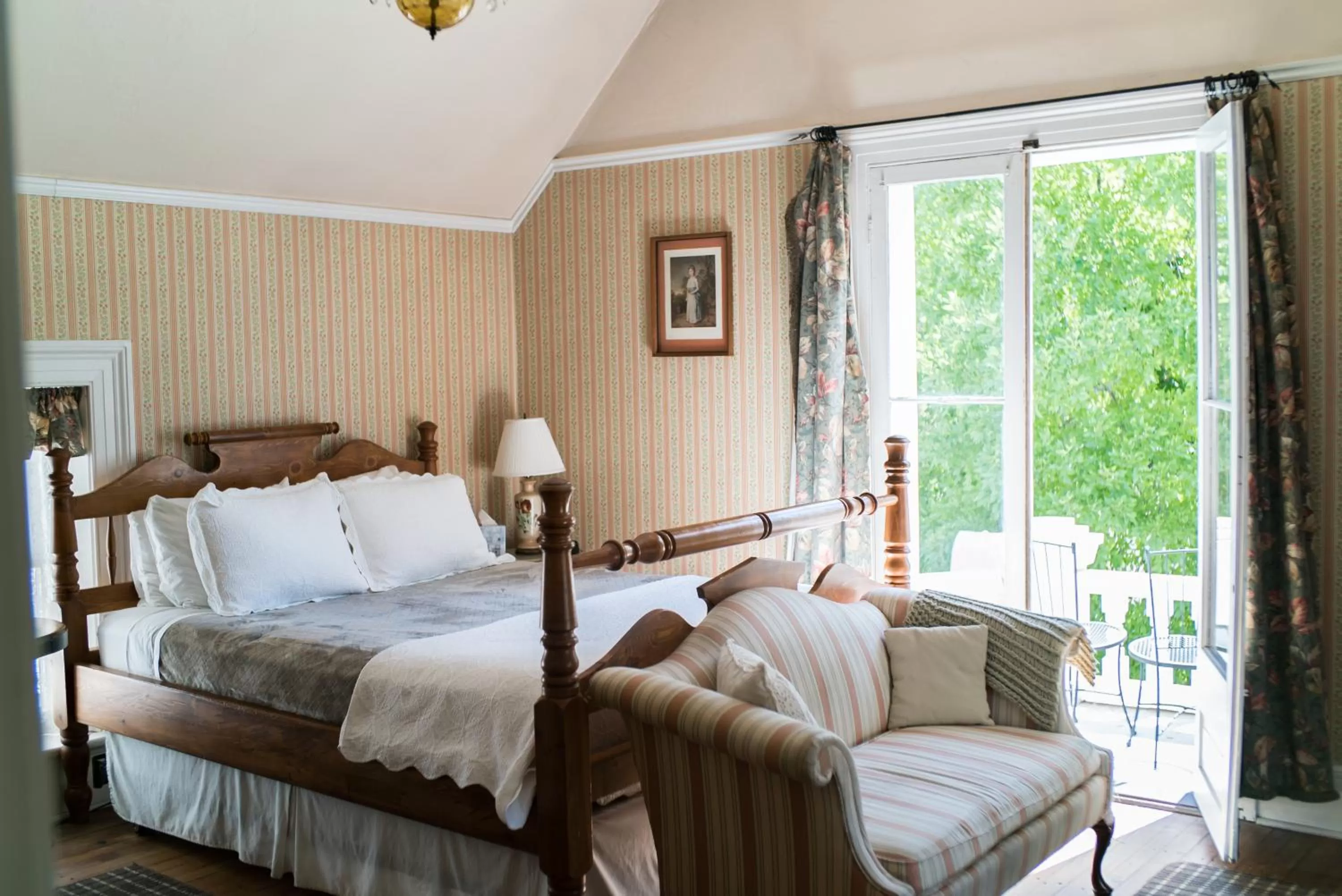 Bedroom, Bed in The Mulberry Inn -An Historic Bed and Breakfast