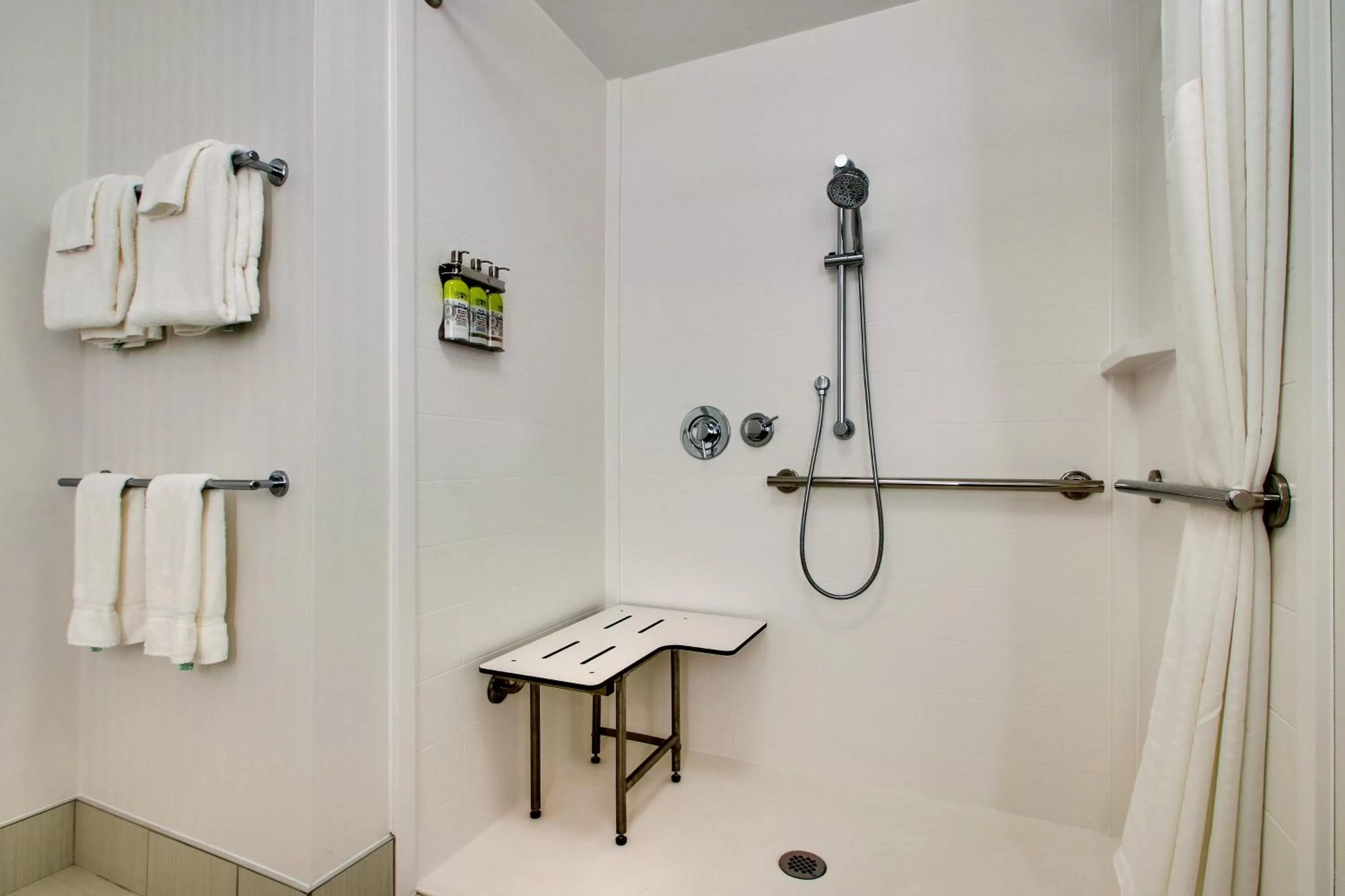 Photo of the whole room in Holiday Inn Express & Suites Findlay North by IHG