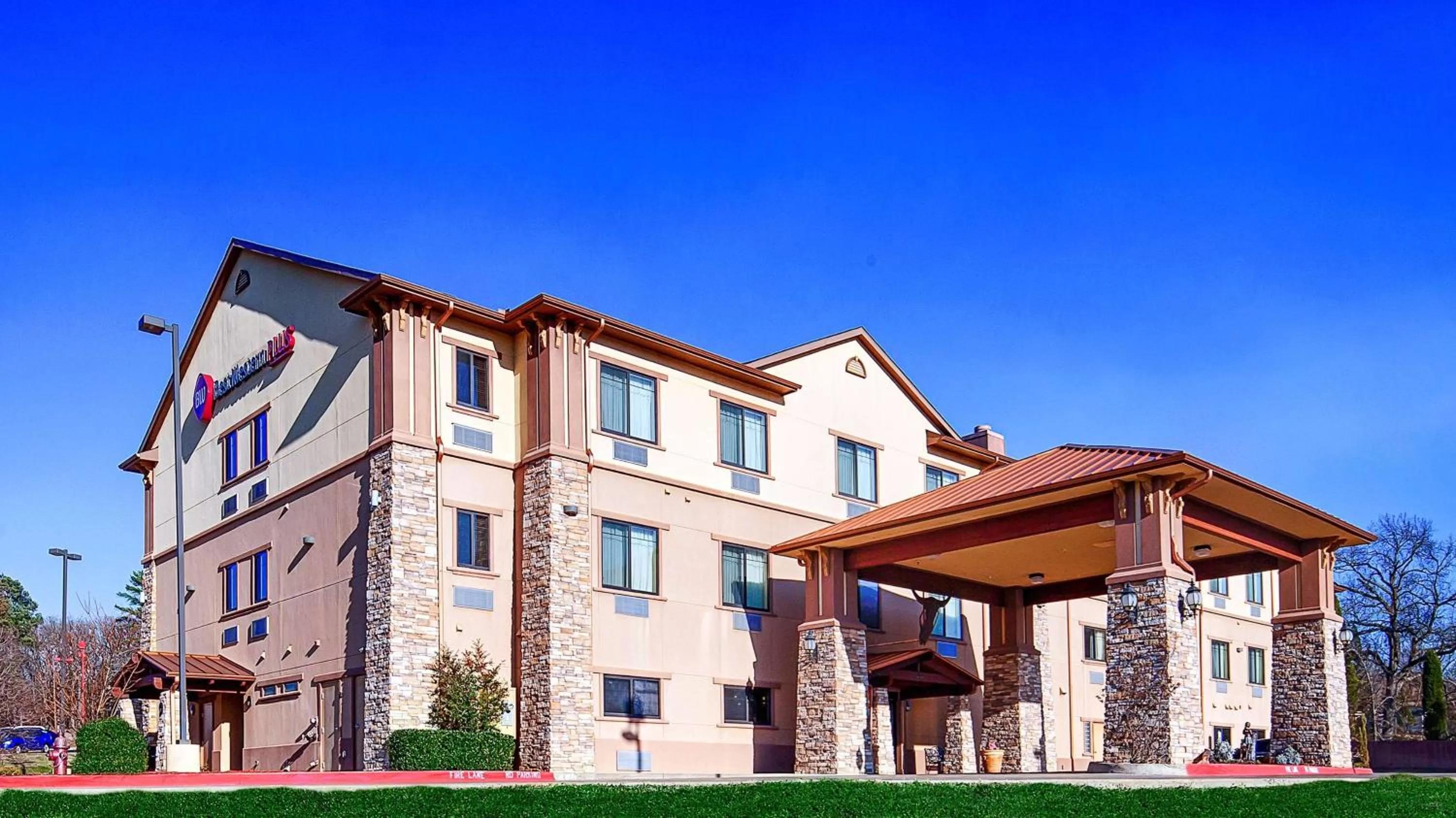 Property building in Best Western Plus Royal Mountain Inn & Suites