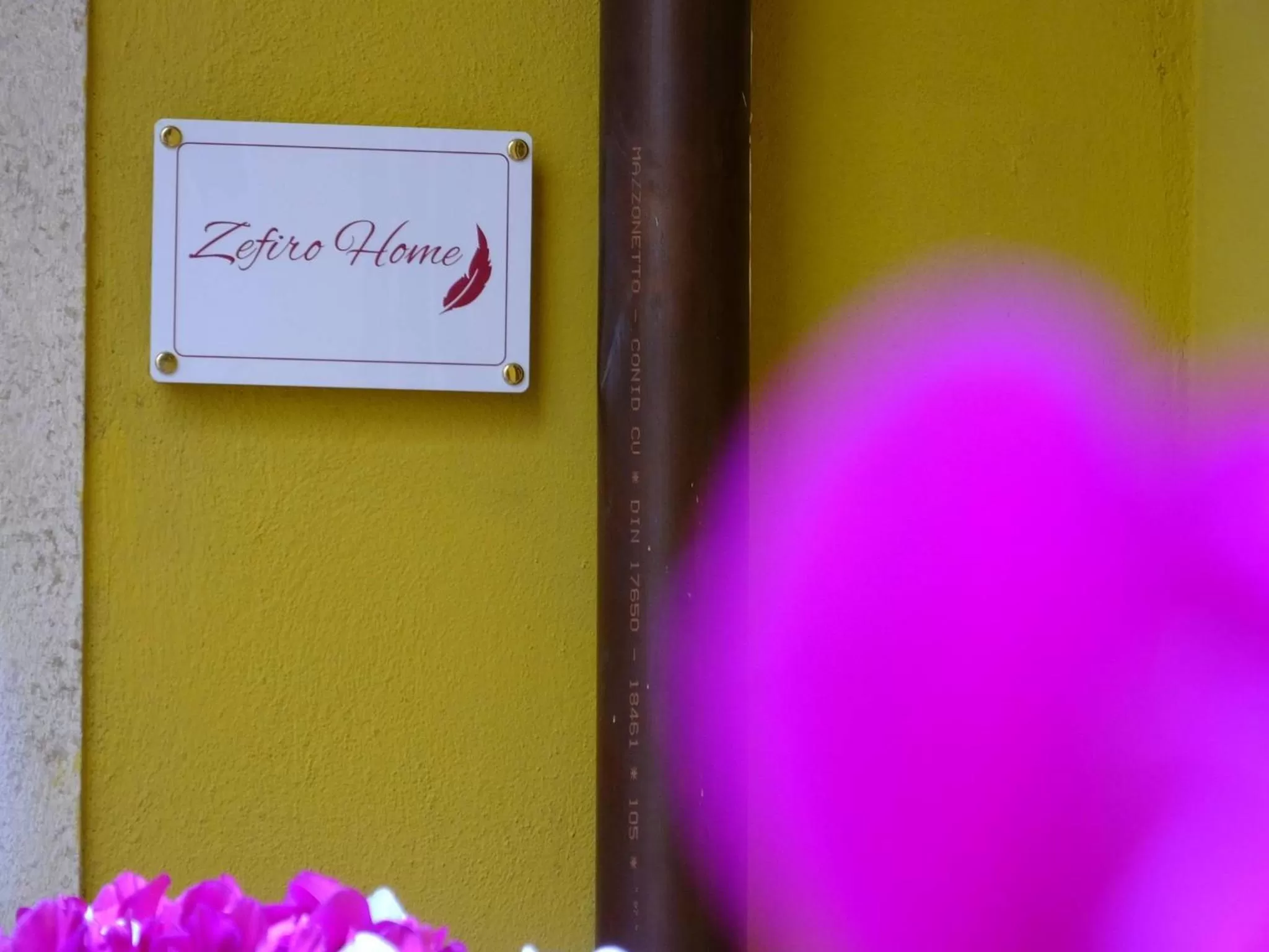 Property logo or sign in Zefiro Home