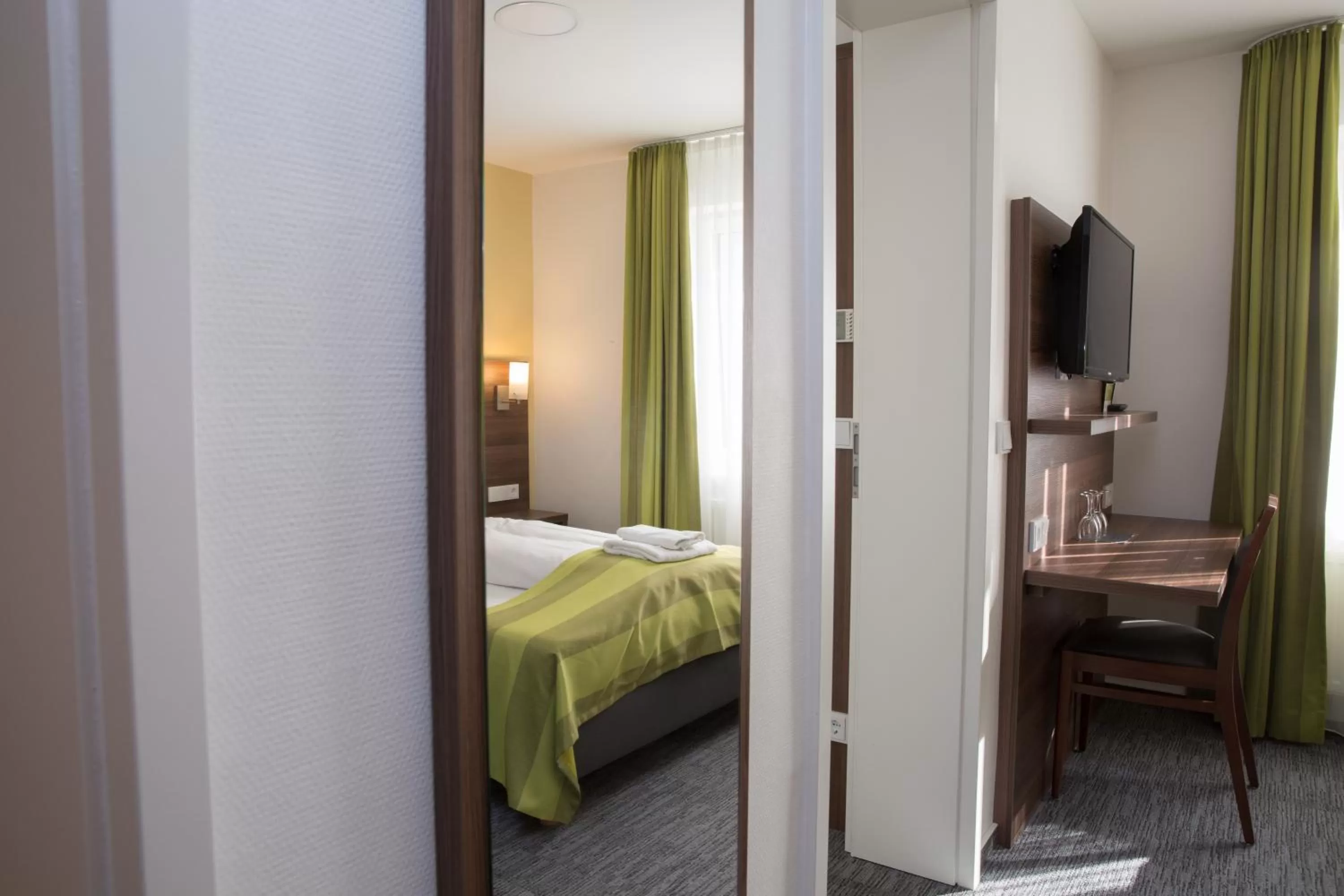 Seating area, Bed in Trip Inn Goethe Conference Hotel