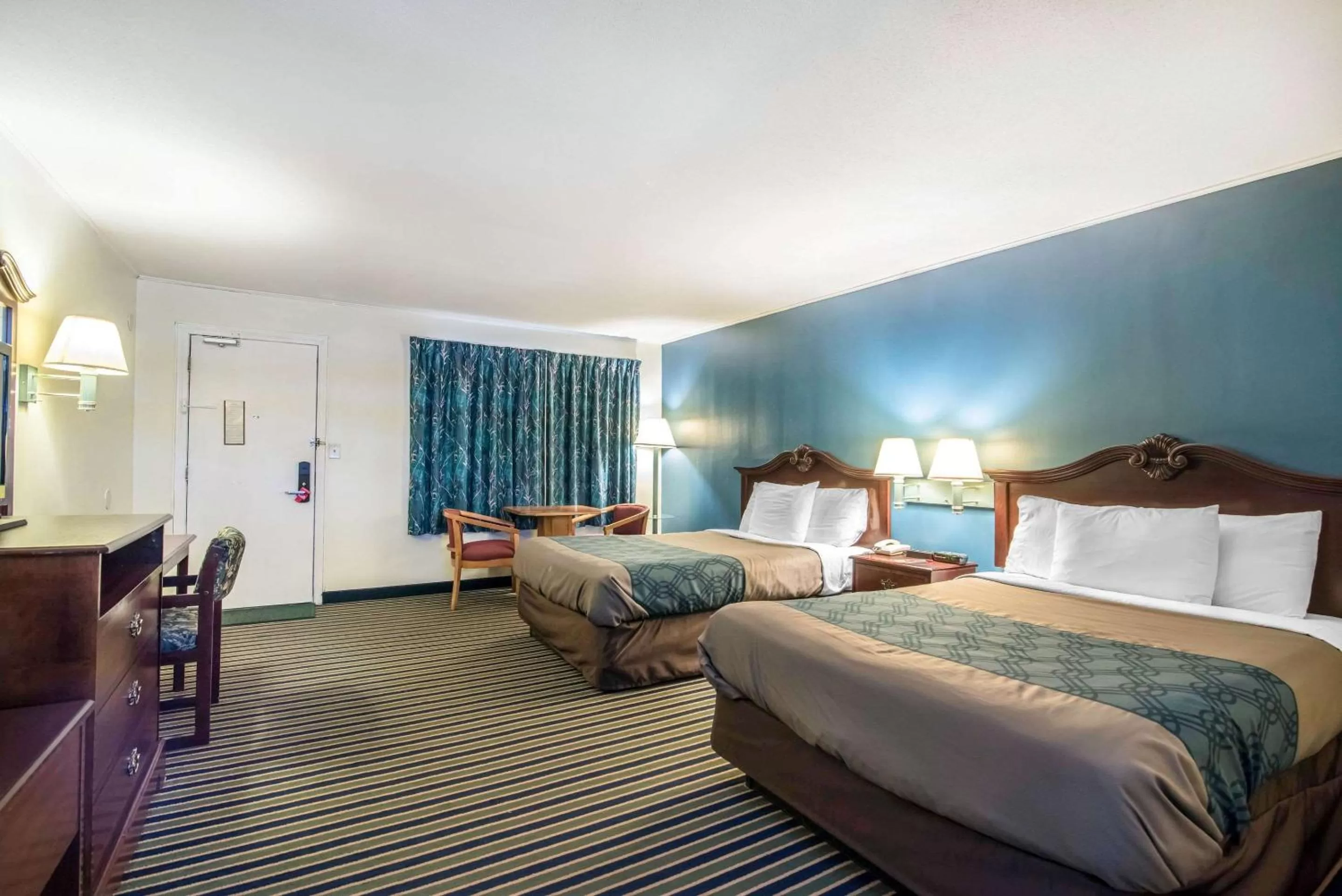 Photo of the whole room, Bed in Econo Lodge