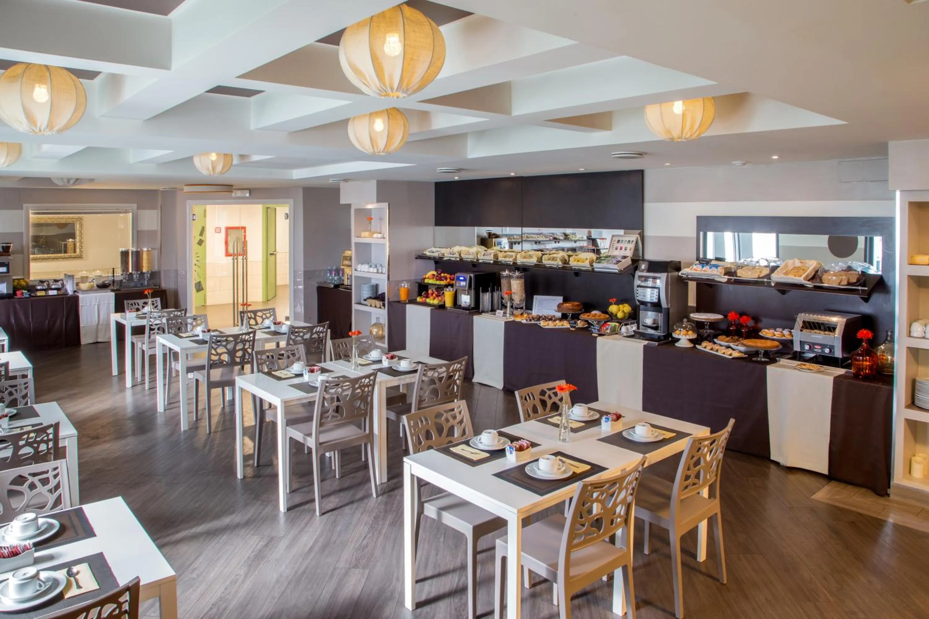 Restaurant/places to eat in Hotel Domidea