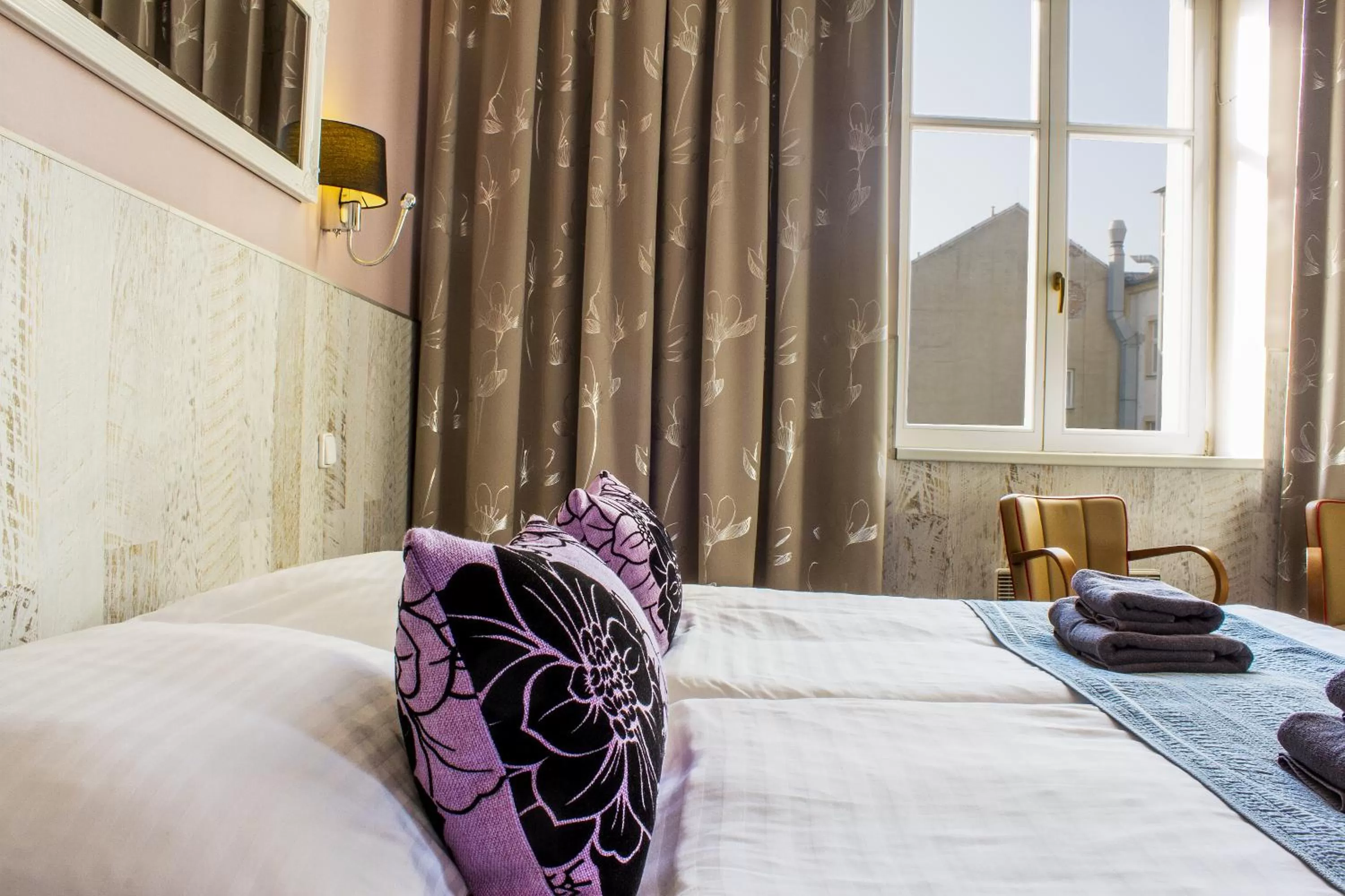 Bedroom, Bed in Royal Court Hotel