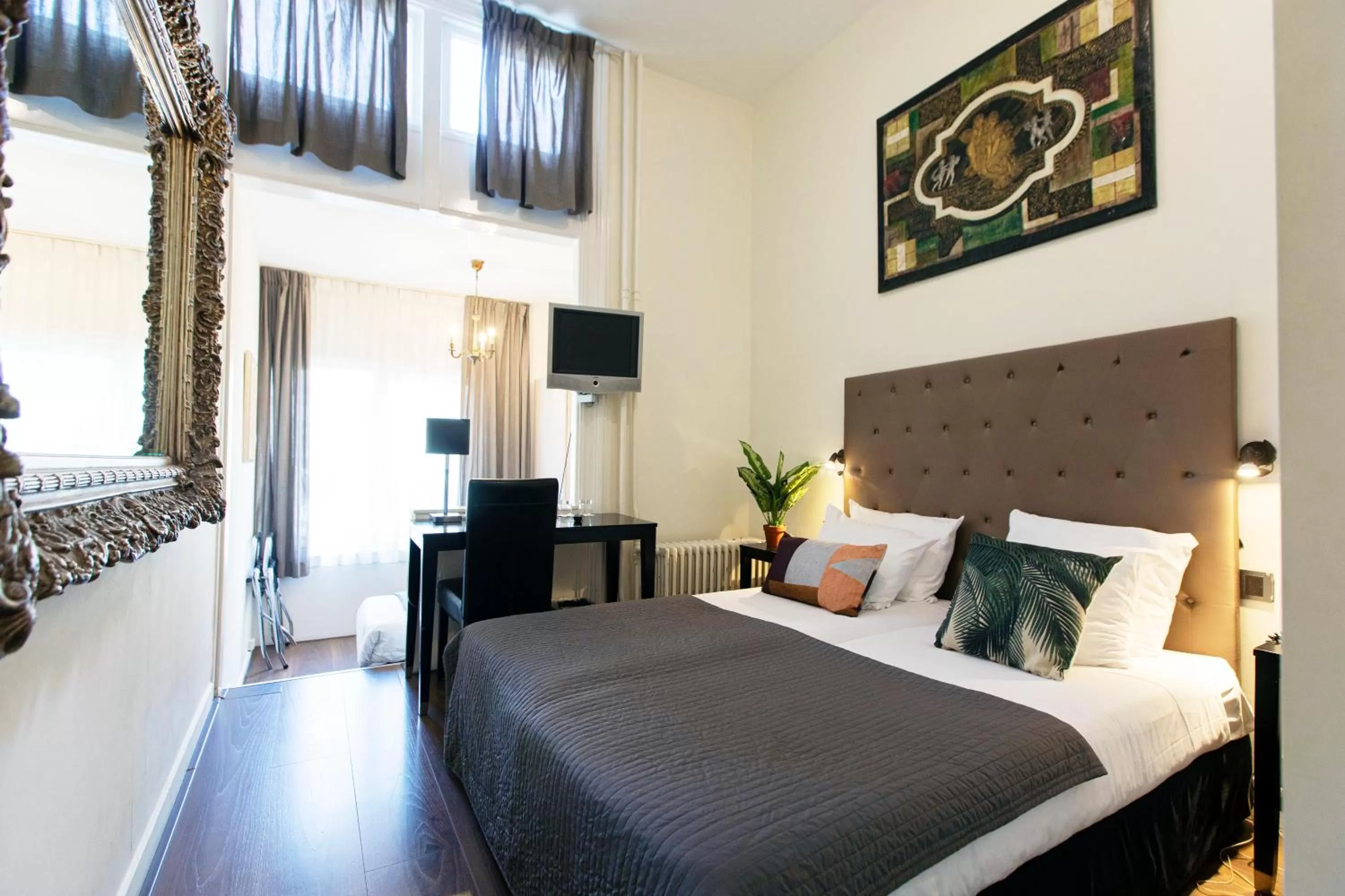 Bed in Quentin England Hotel