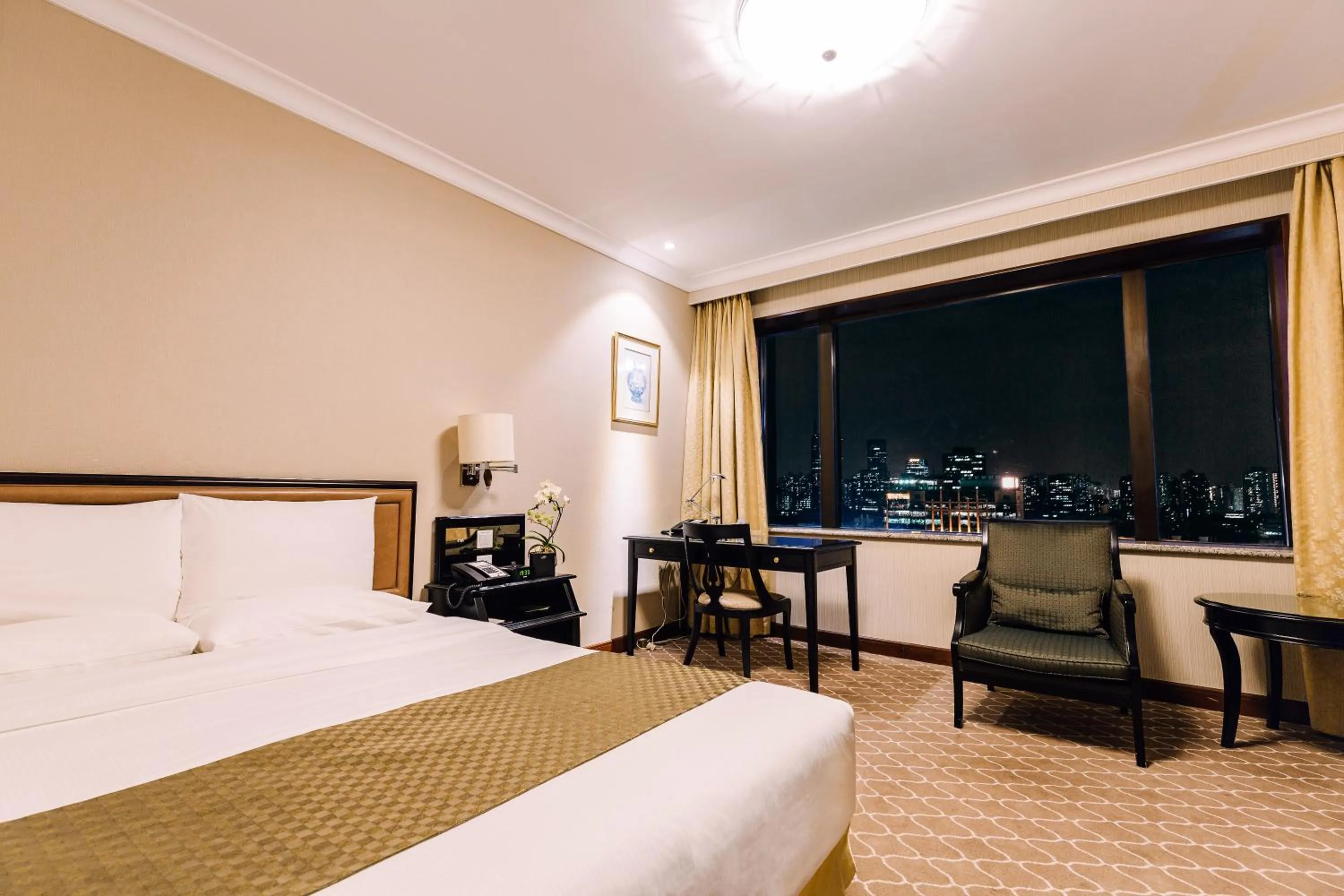 Photo of the whole room, Bed in Okura Garden Hotel Shanghai