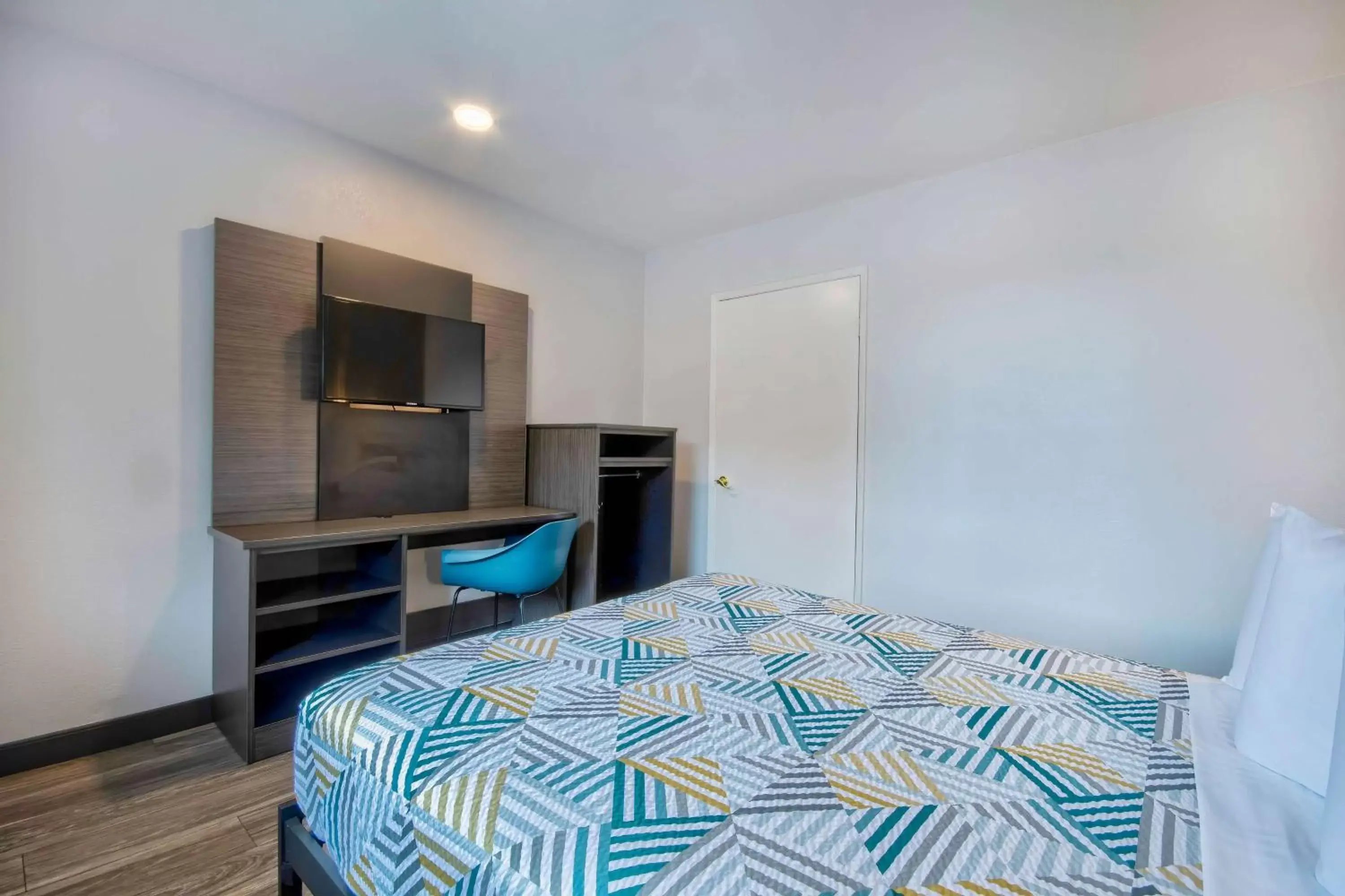 Queen Room - Disability Access in Motel 6-Marina, CA - Monterey Queen Room - Disability Access in Motel 6-Marina, CA - Monterey