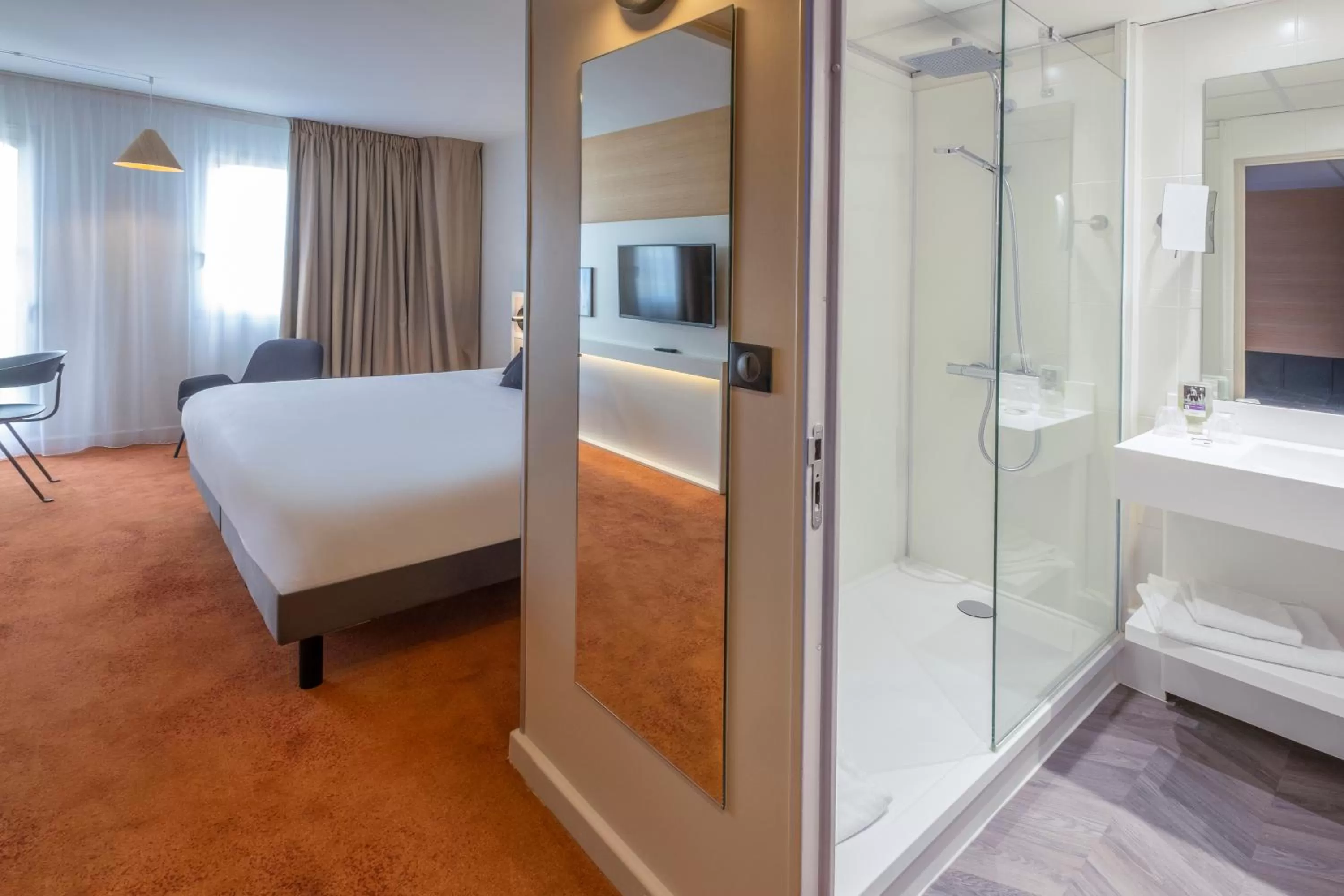 Bathroom, Bed in Mercure Rouen Centre Champ de Mars