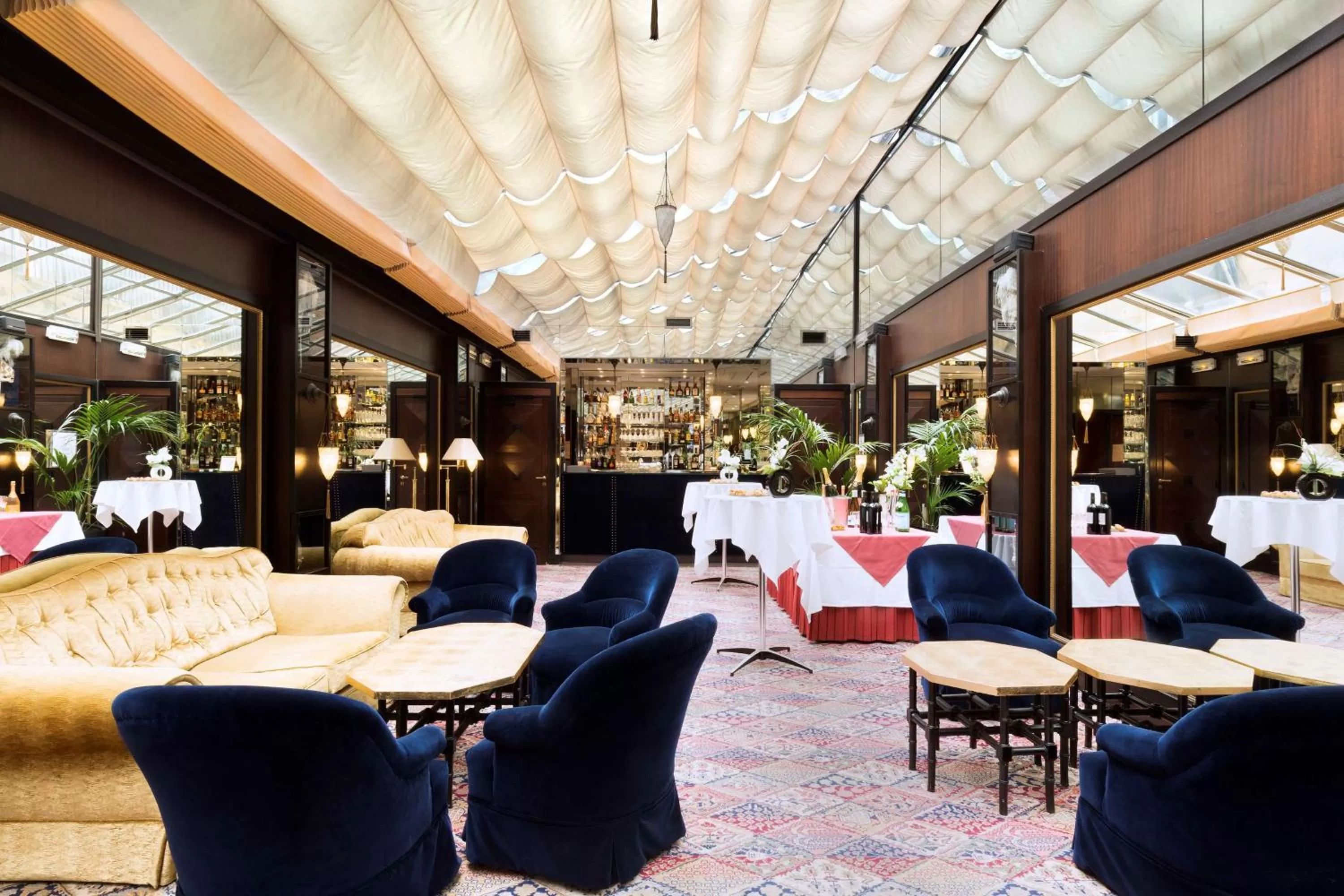 Lounge or bar in Grand Hotel de l'Opera - BW Premier Collection