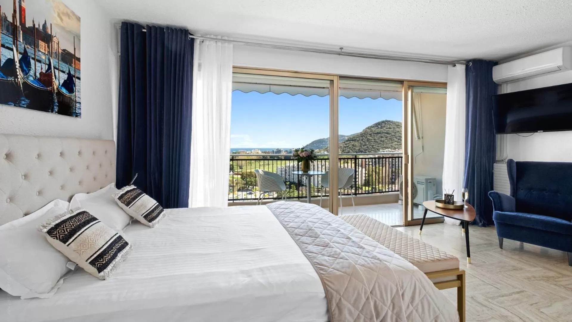 Bed in Cannes Marina Appart Hotel Mandelieu